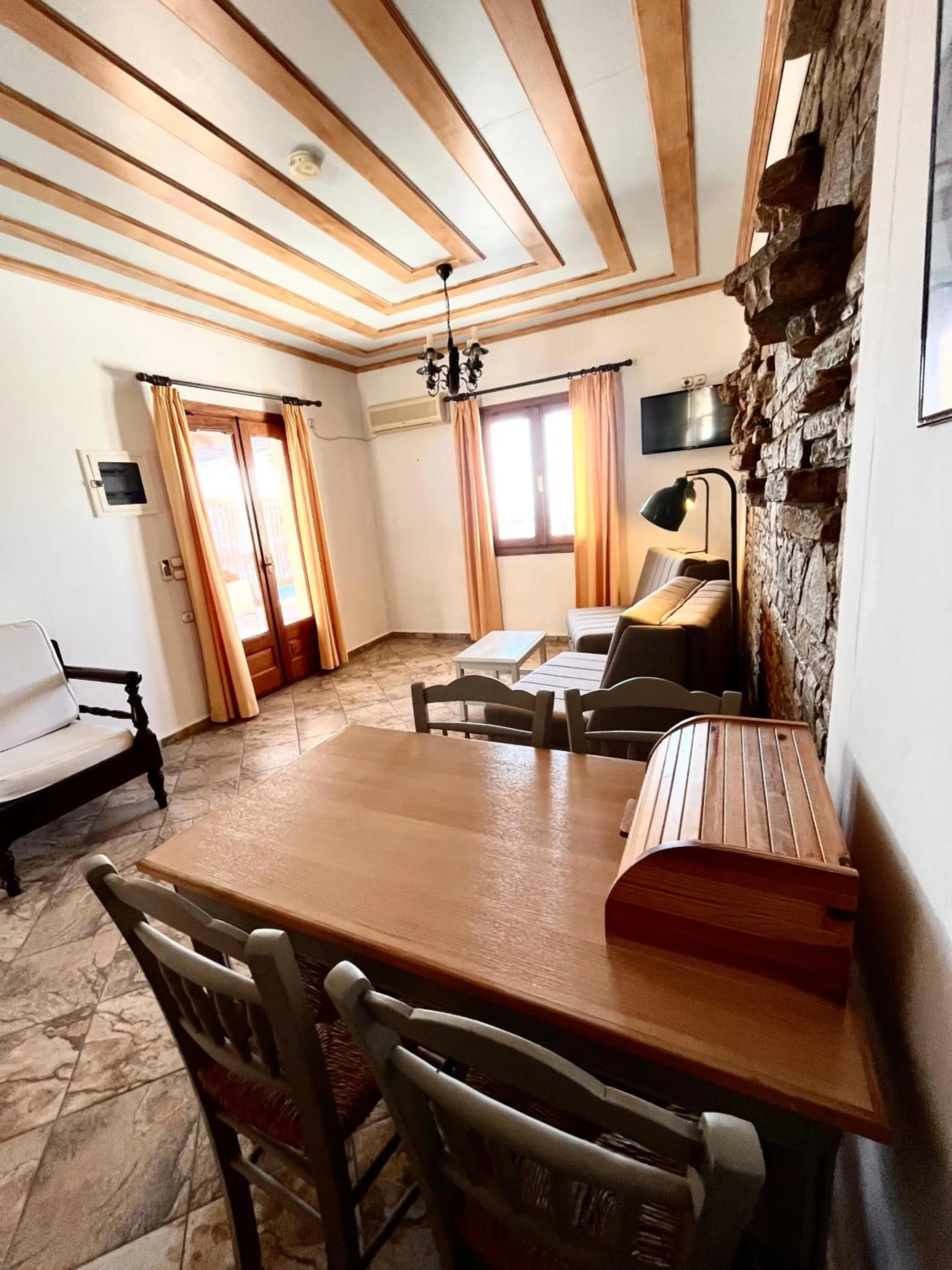 Pantheon Apartments & Studios