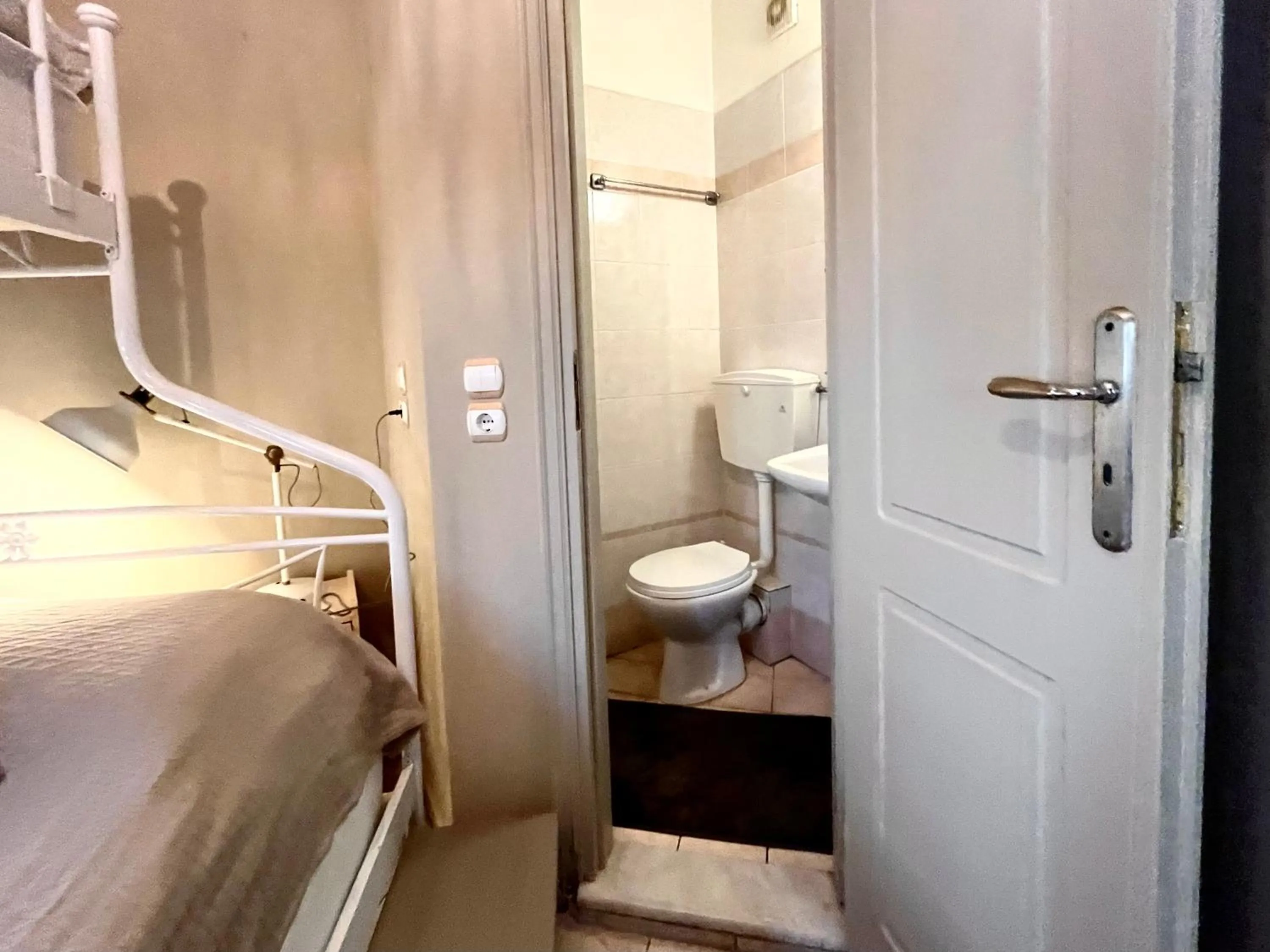 Toilet in Pantheon Apartments & Studios