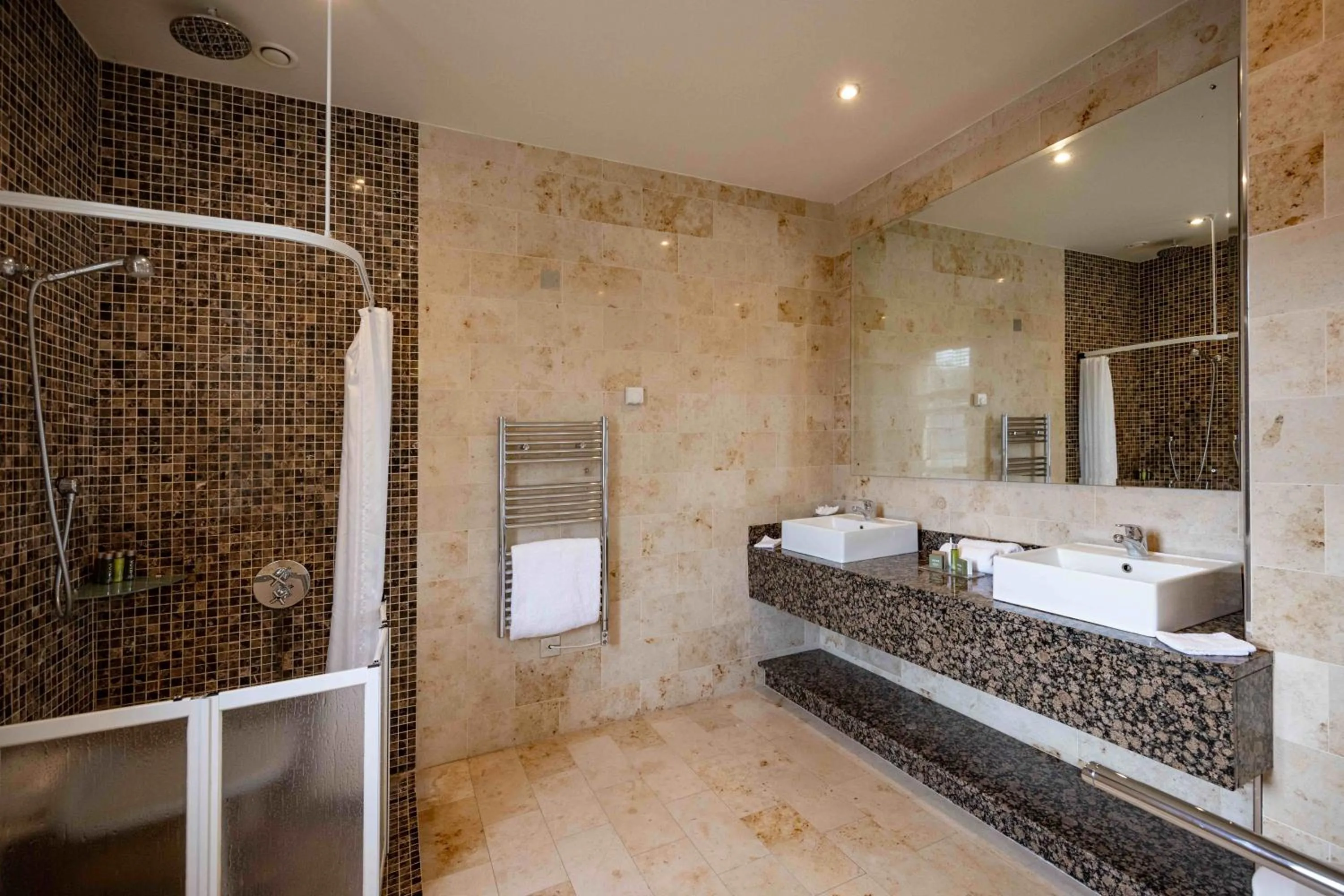 Shower, Bed in Lough Eske Castle