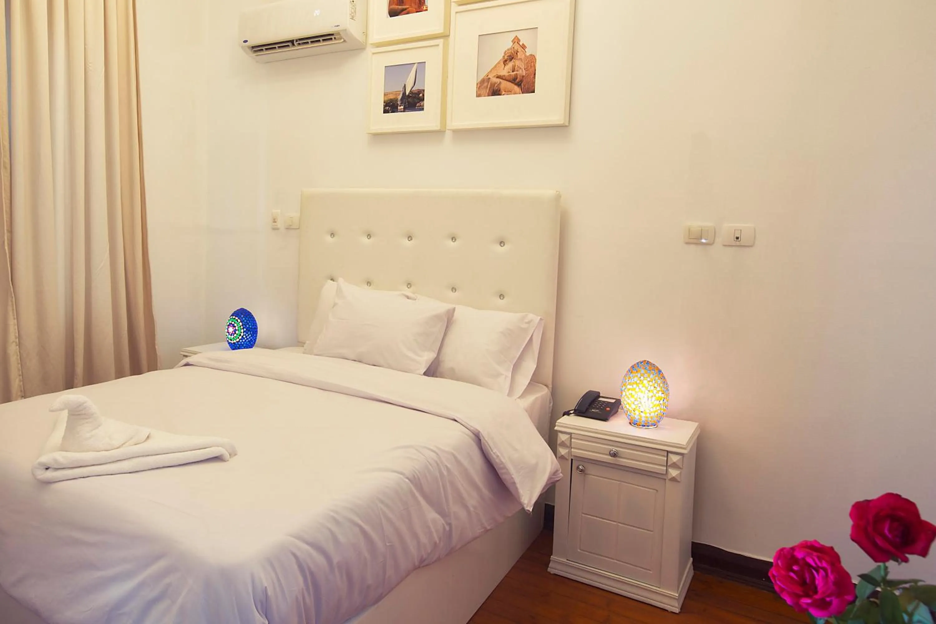 Photo of the whole room, Bed in Tahrir Plaza Suites - Museum View