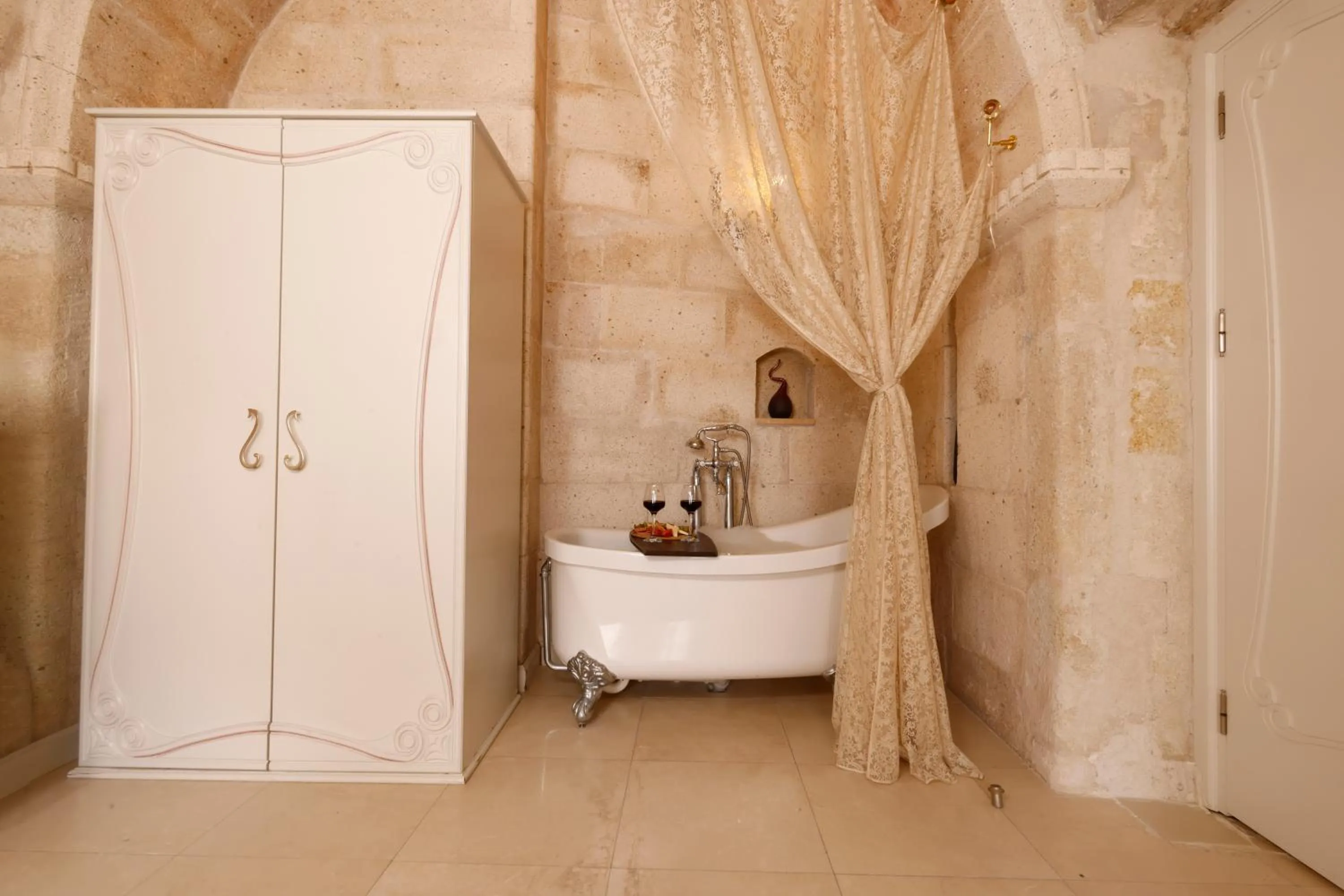 Shower in Anatelein Cave Hotel