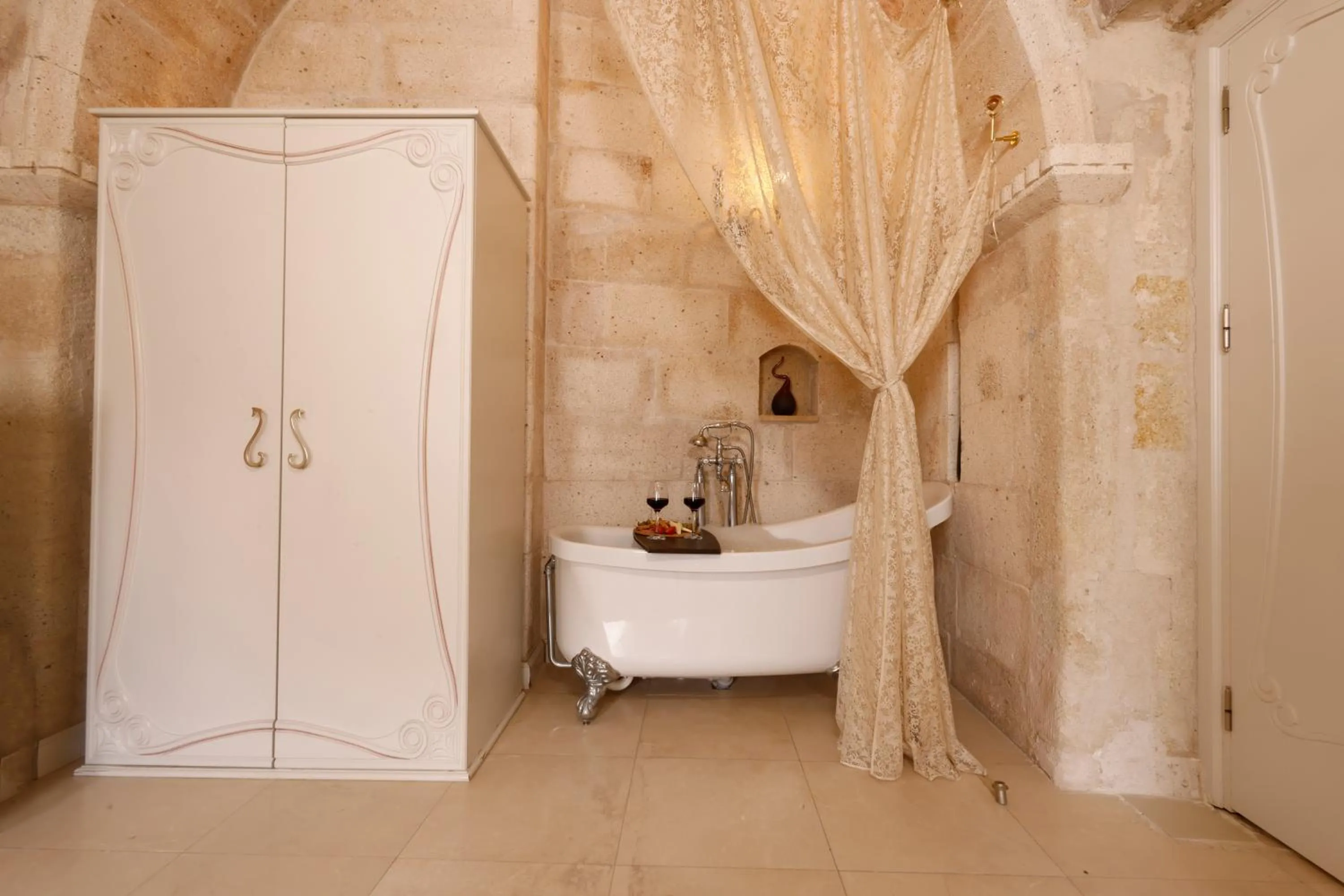 Shower in Anatelein Cave Hotel