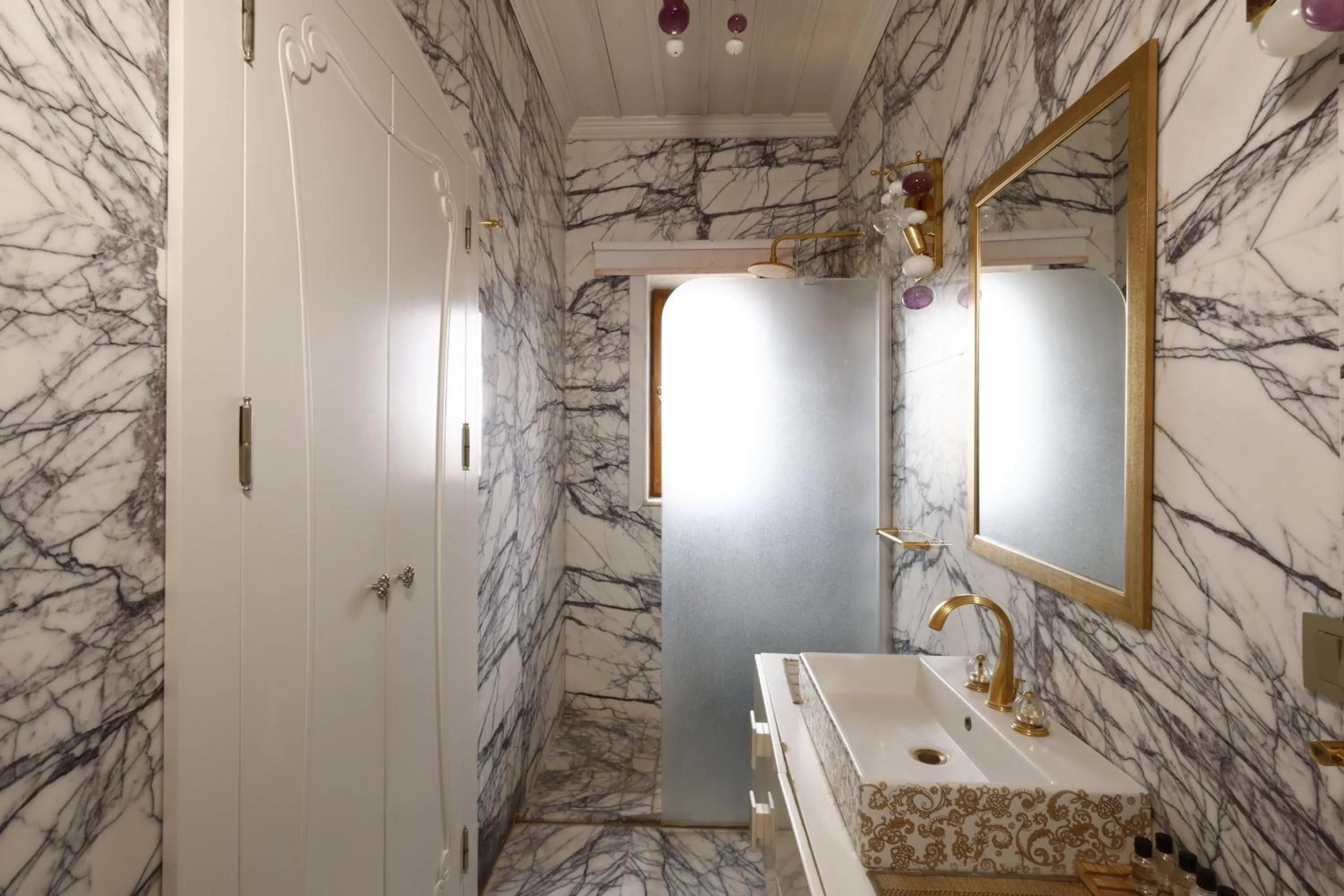 Shower in Anatelein Cave Hotel