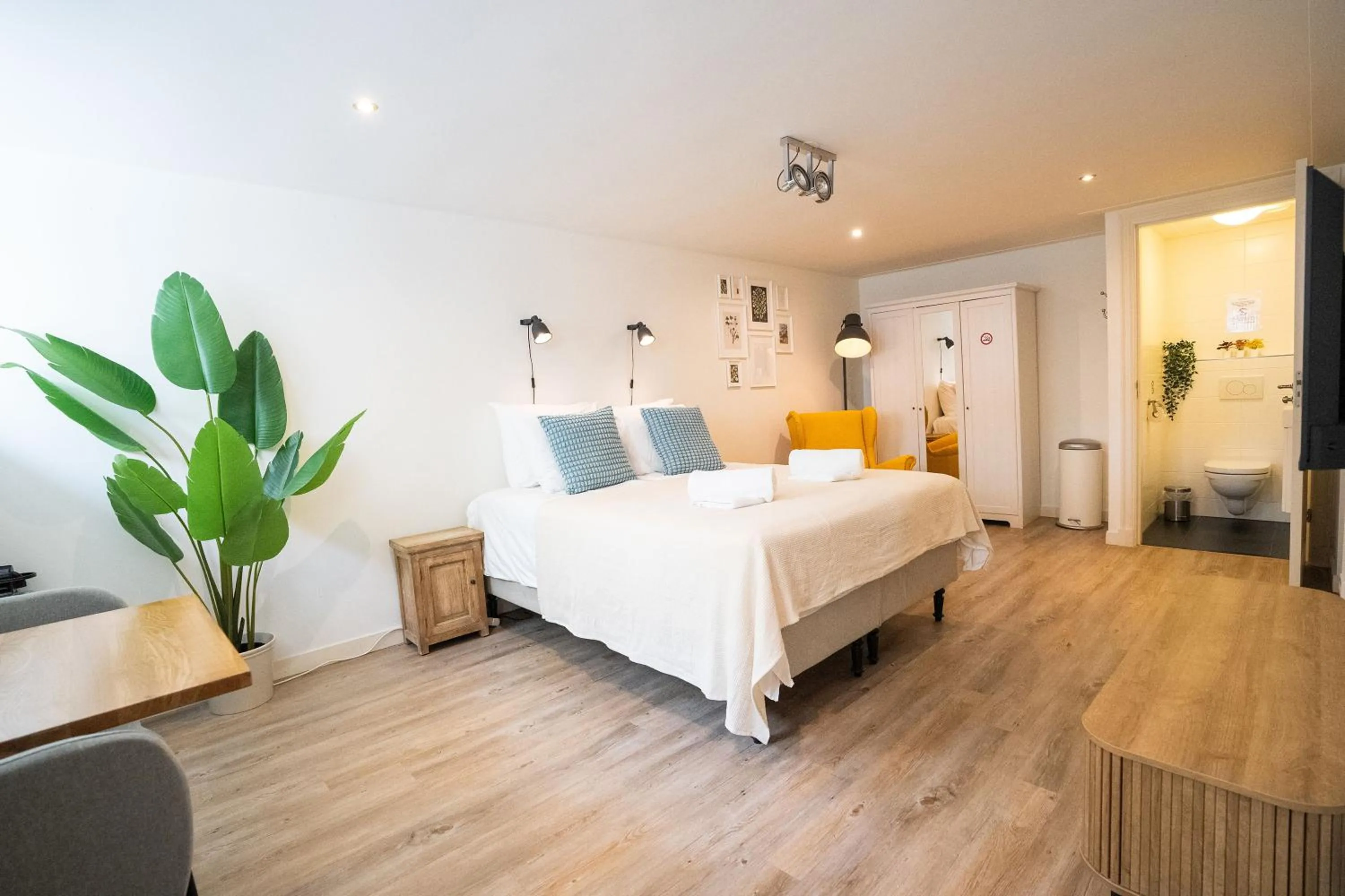 Photo of the whole room, Bed in Nassau Canal Suites - in the heart of the city