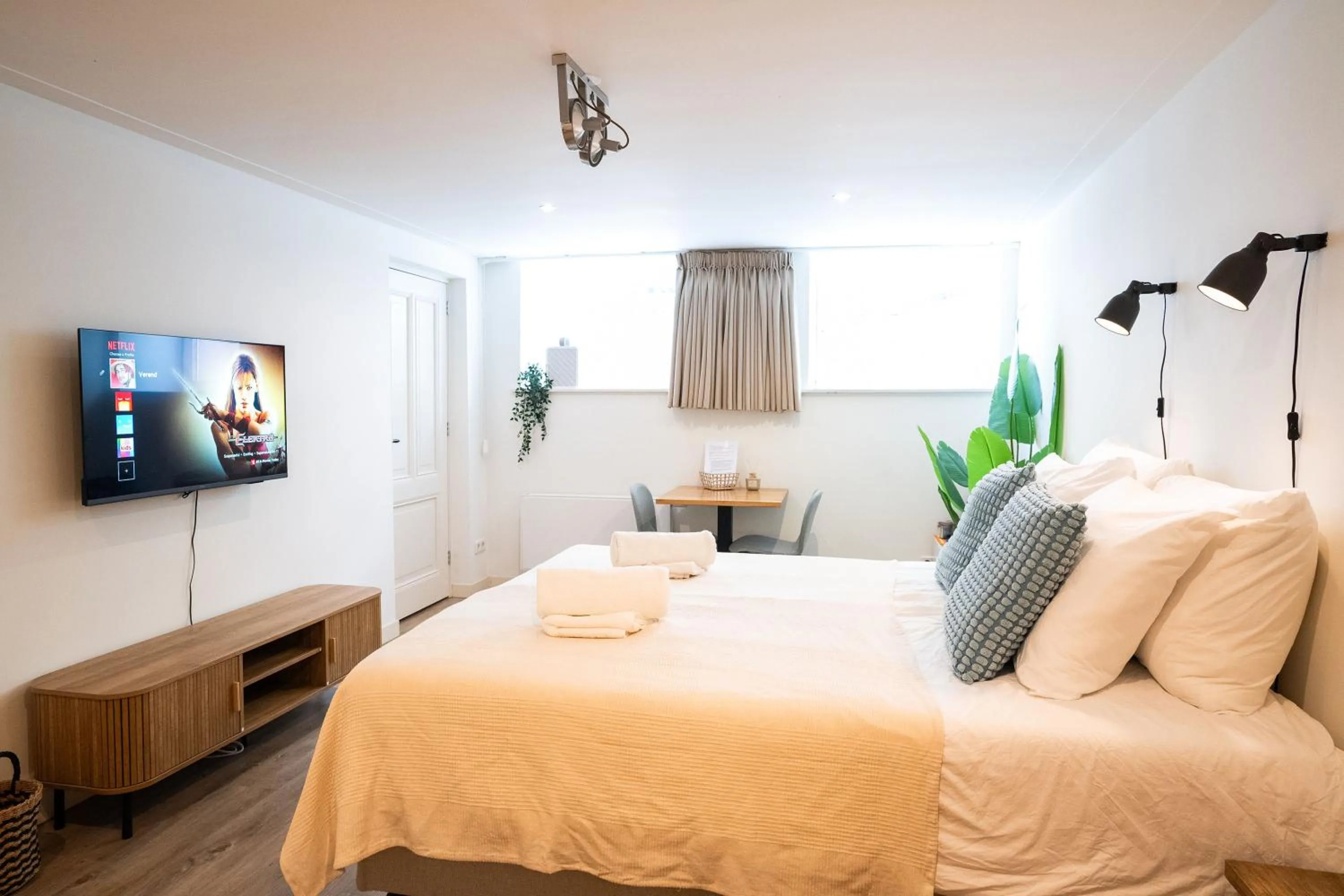 Bed in Nassau Canal Suites - in the heart of the city