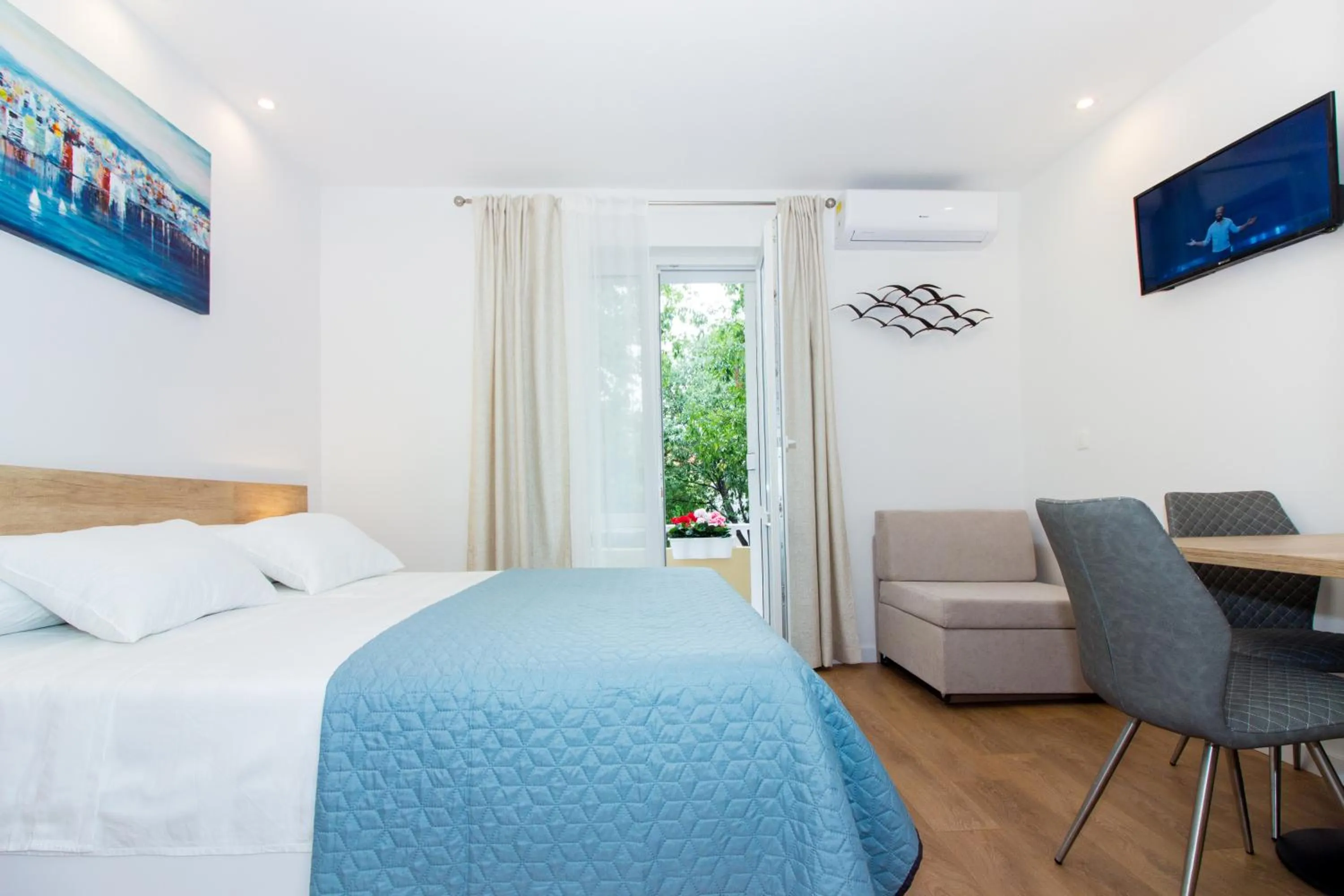 Dining area, Bed in Lugo Apartments