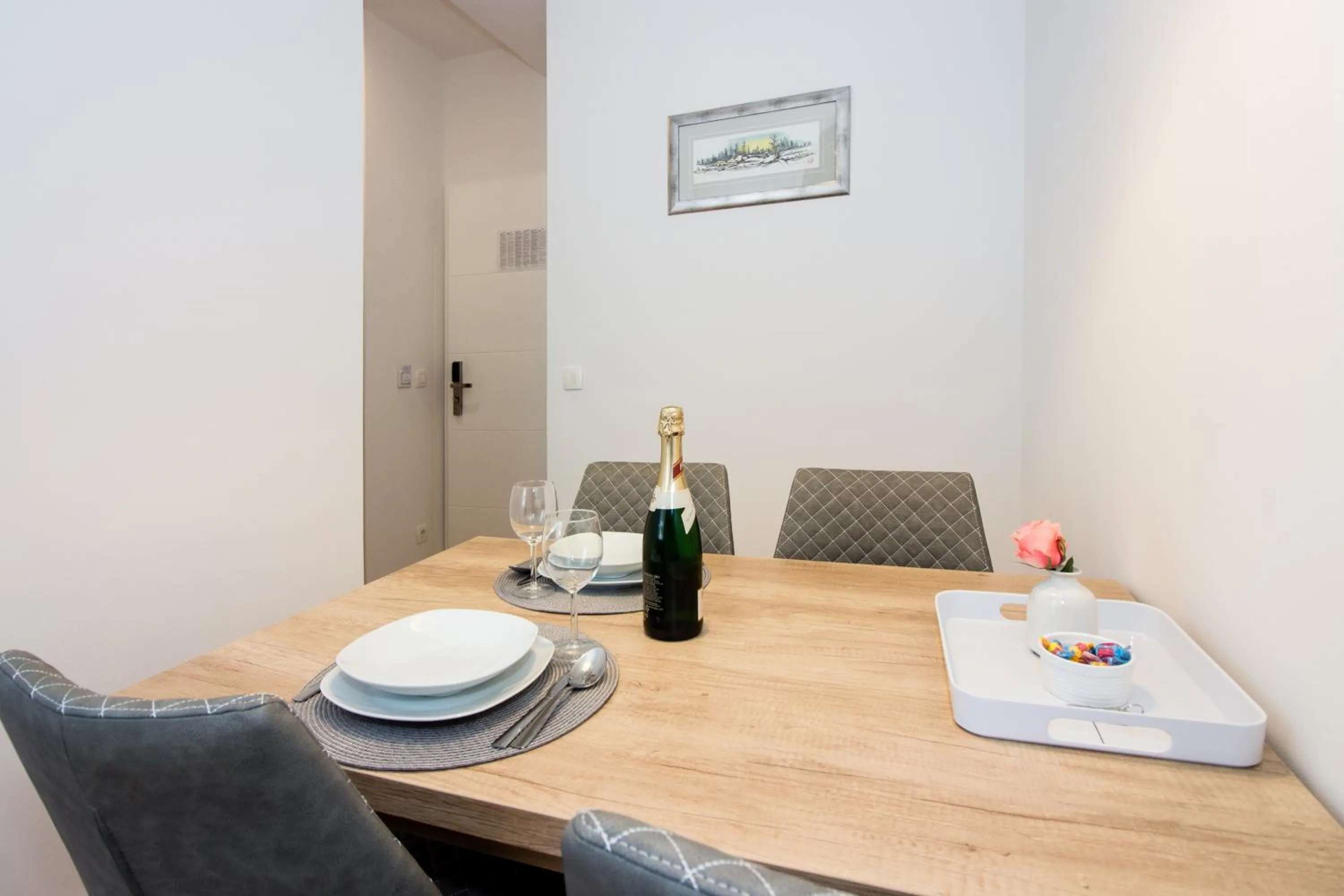 Dining area in Lugo Apartments