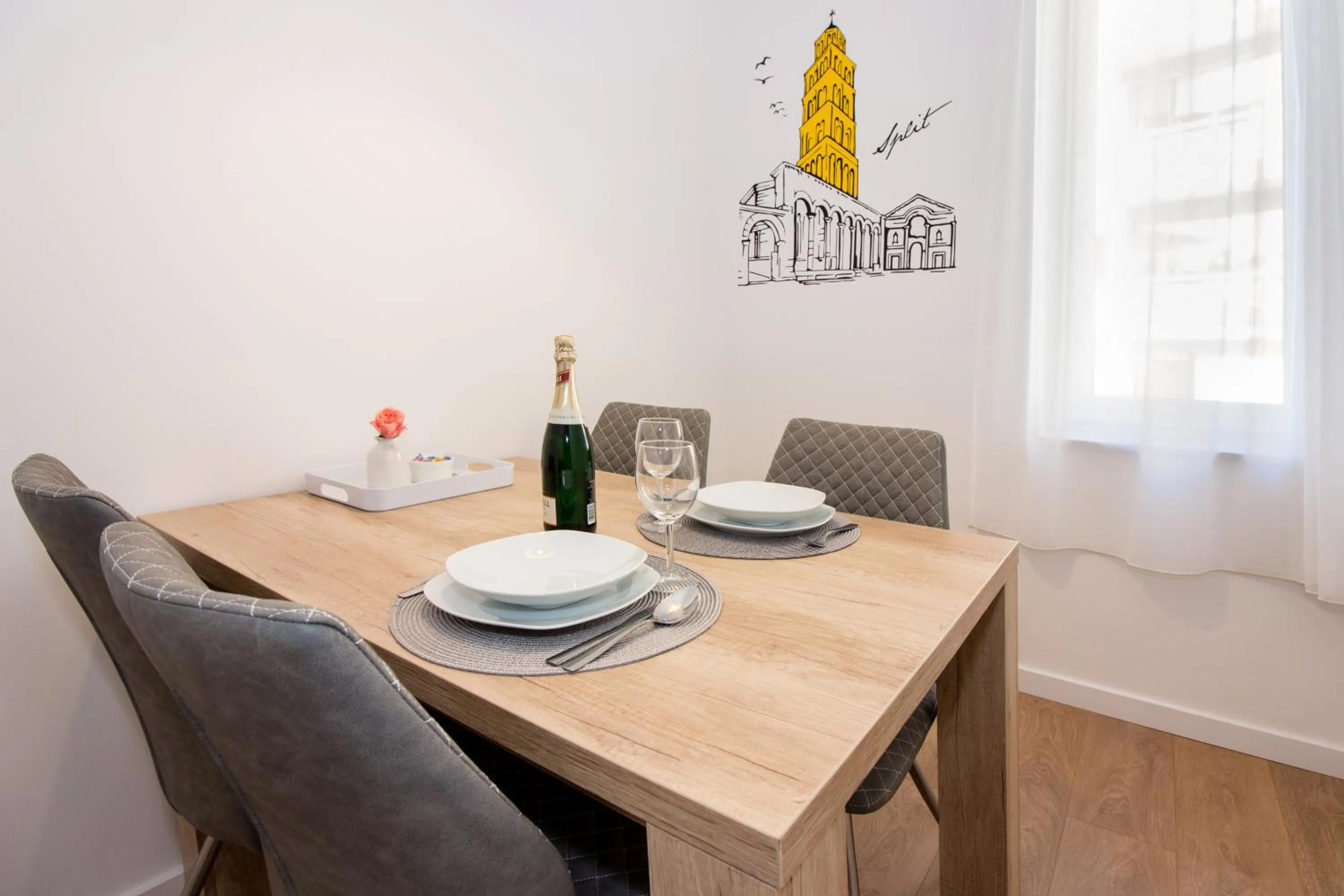 Dining area in Lugo Apartments