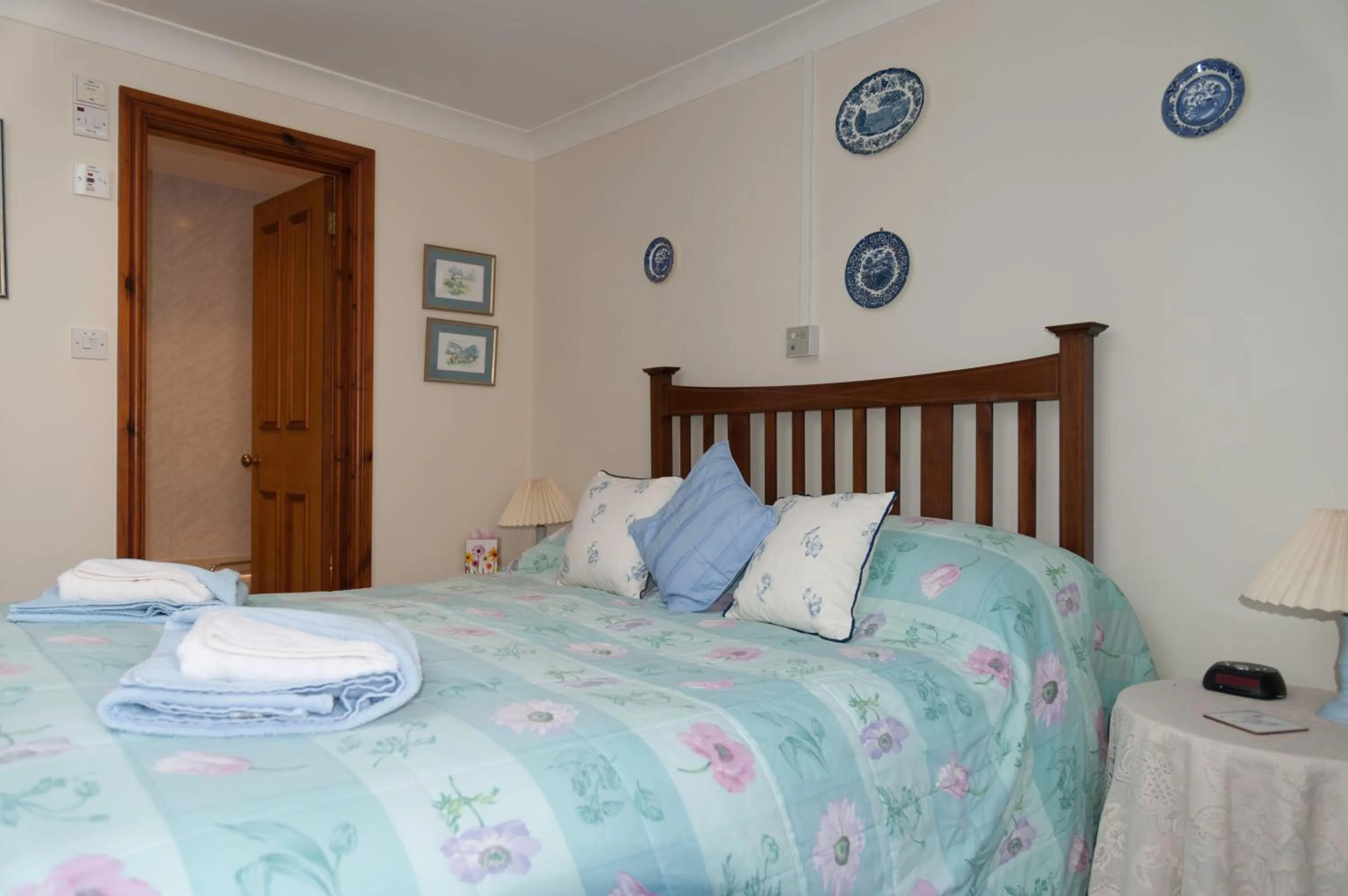 Photo of the whole room in Burton Farmhouse