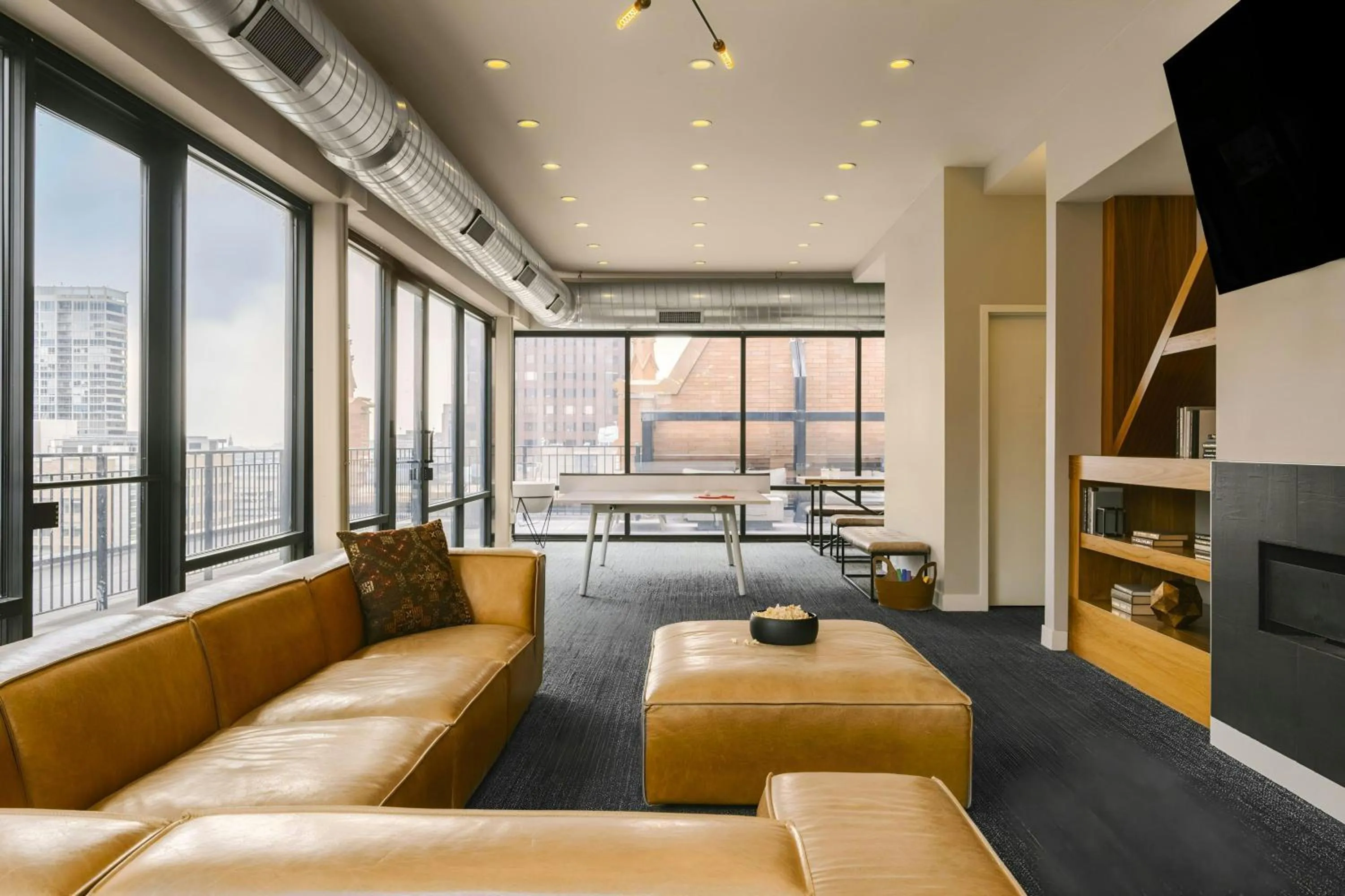 Lounge or bar in Sonder by Marriott Bonvoy The Plymouth Apartments Loop