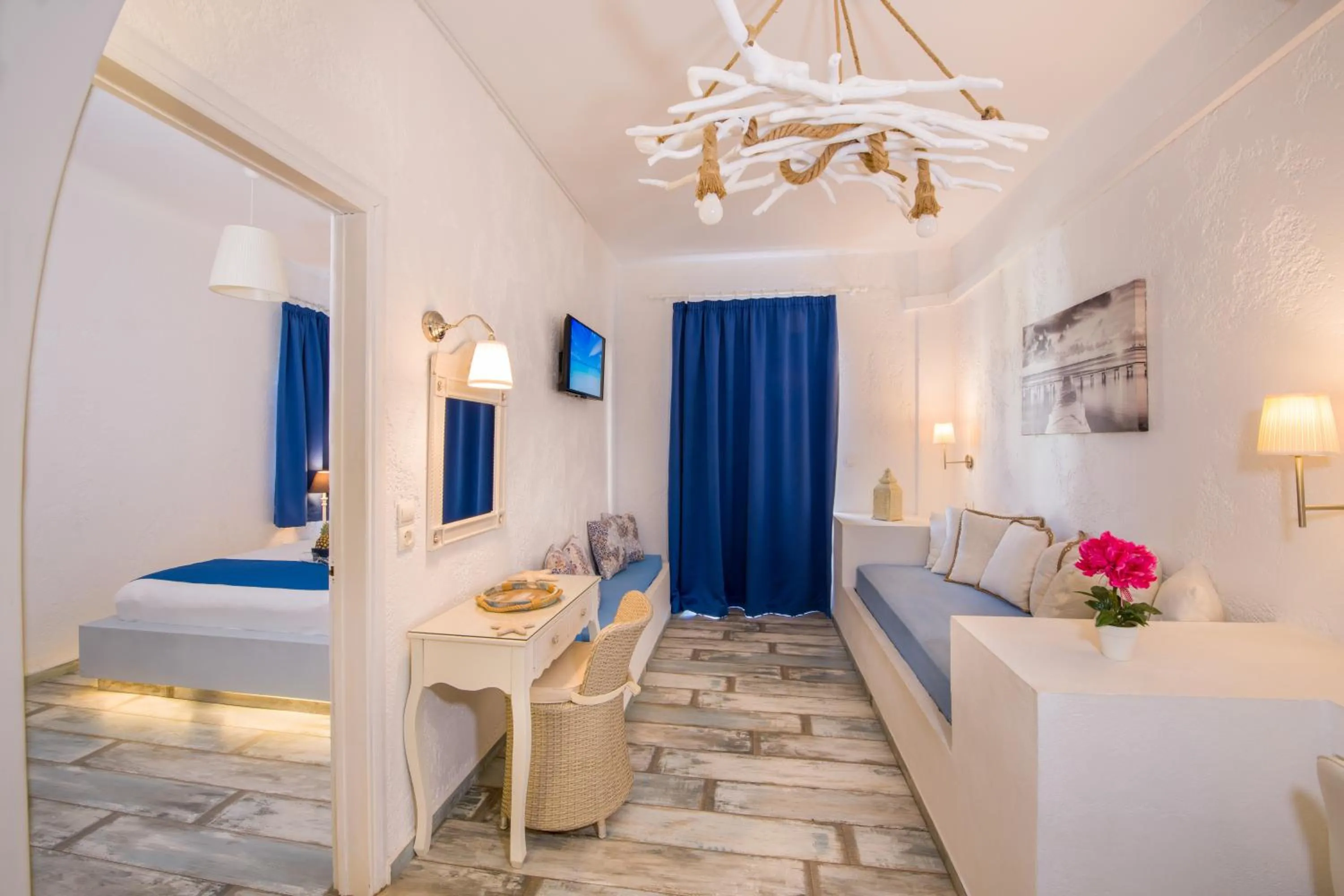 Living room, Bed in Seagull Hotel and Apartments