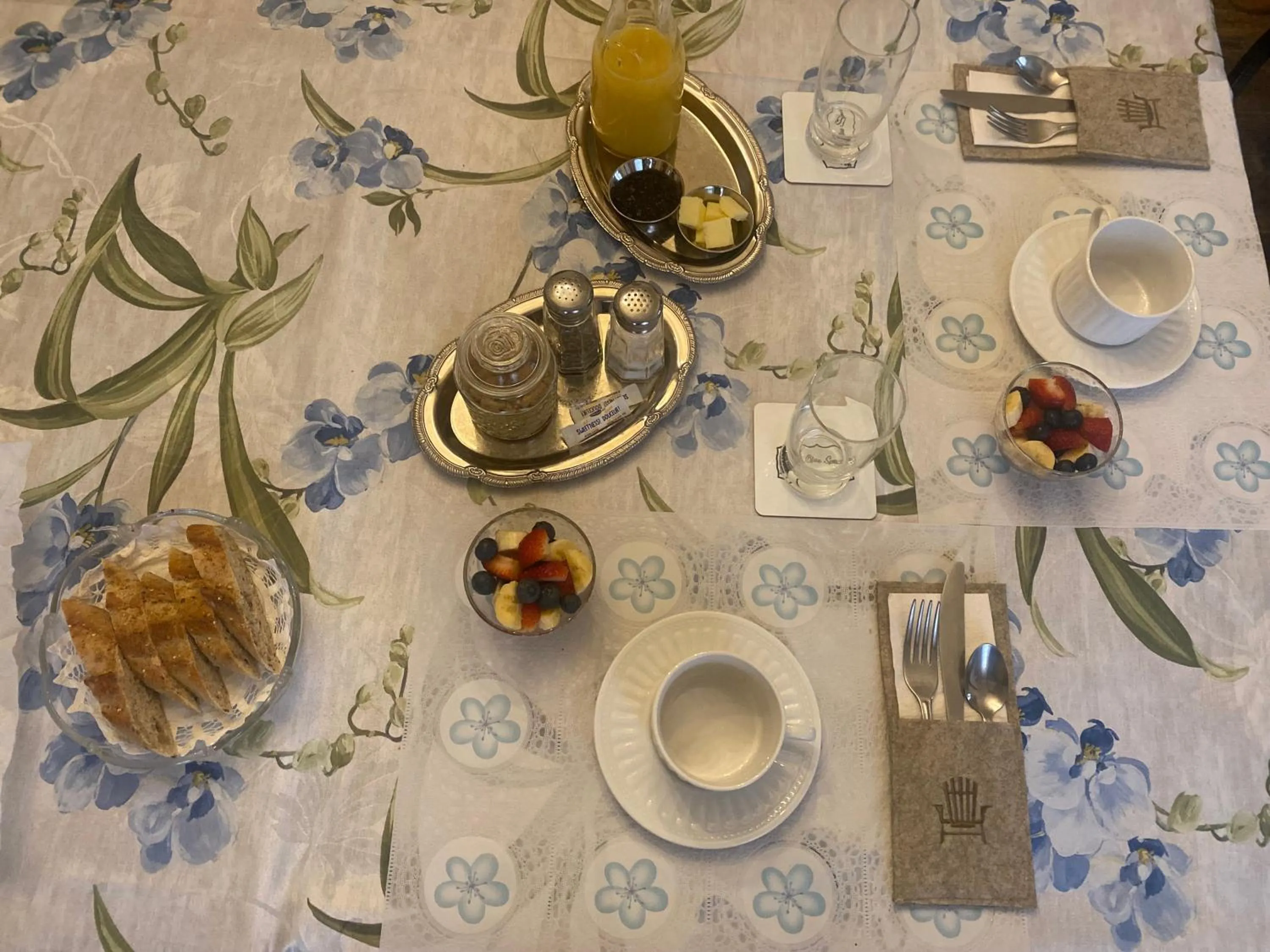 Dining area in Blue Spruce Bed and Breakfast Muskoka