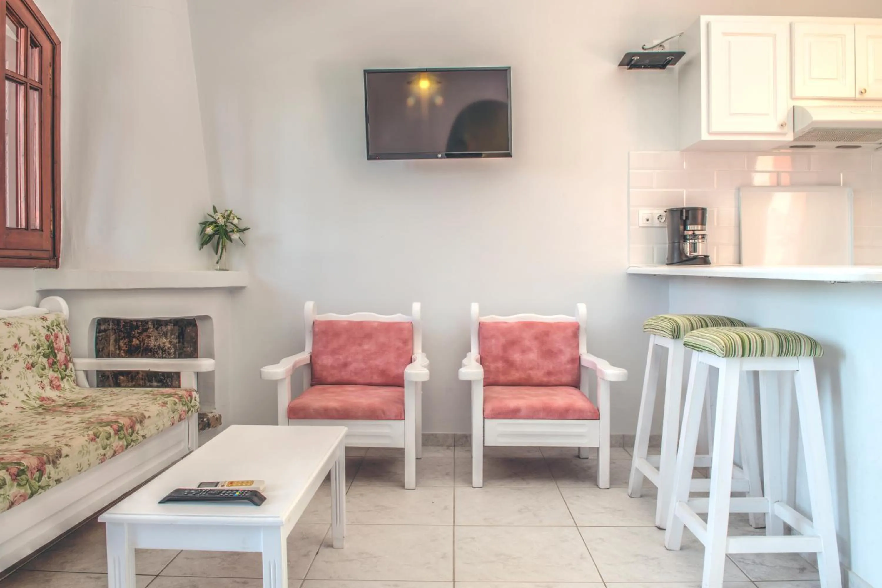 TV and multimedia in The Palm Garden - Idyllic Pool Apartments in a Green Oasis