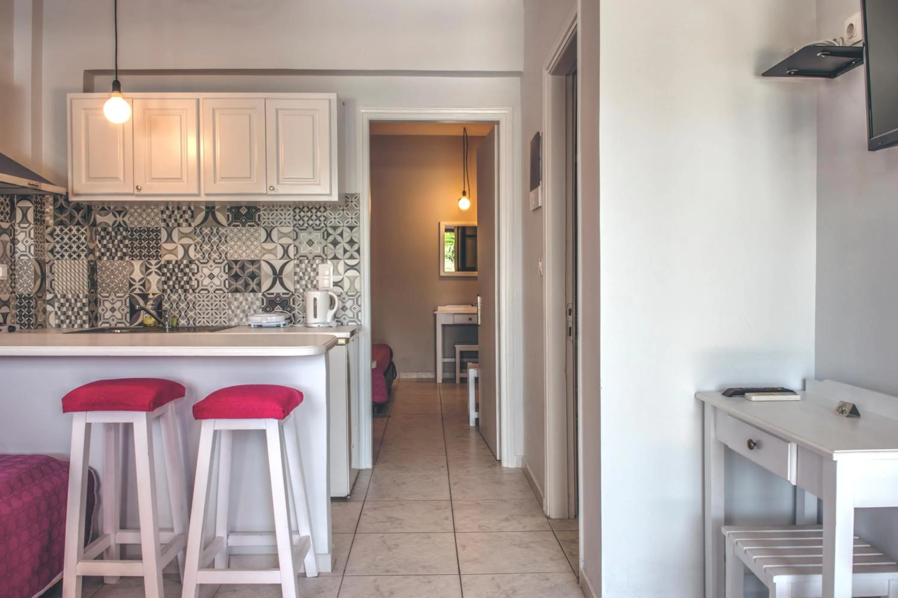 Kitchen or kitchenette in The Palm Garden - Idyllic Pool Apartments in a Green Oasis