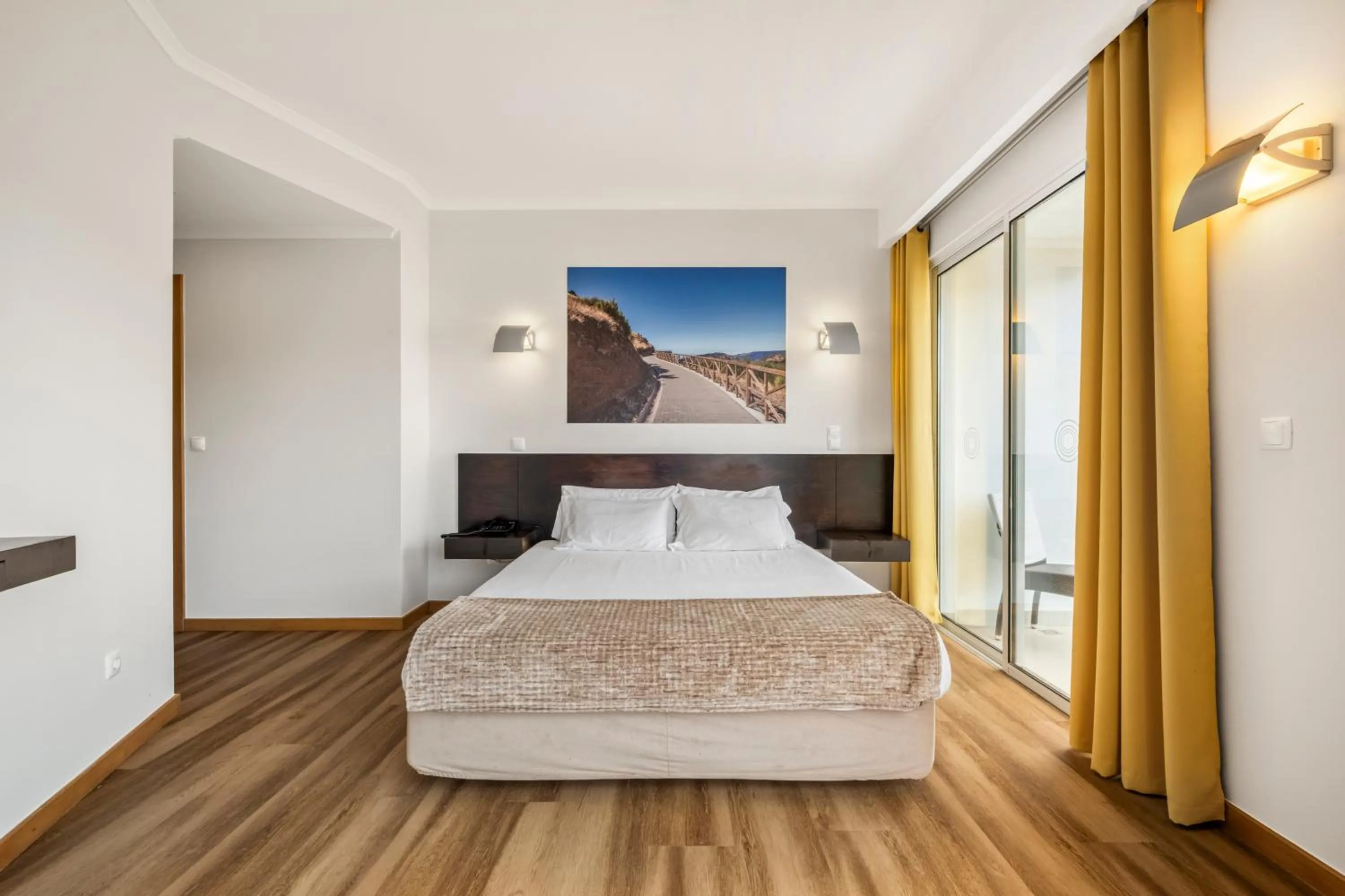 Bedroom, Bed in White Waters Hotel