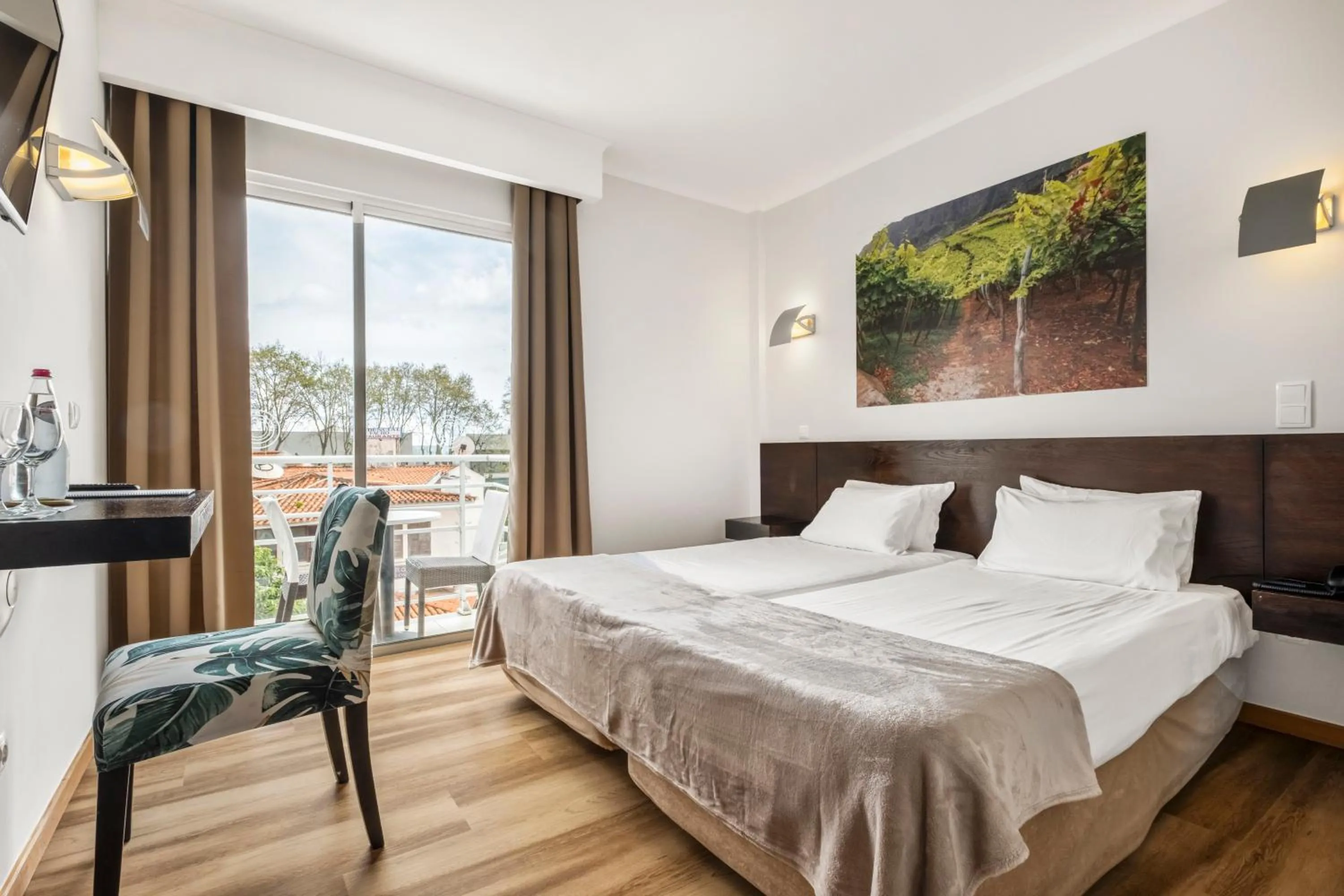 Bedroom, Bed in White Waters Hotel