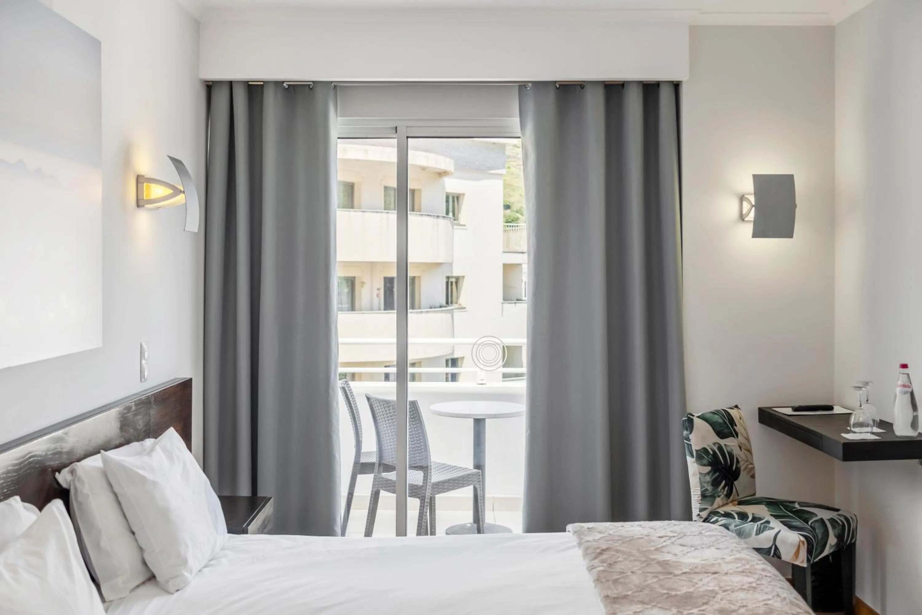 Balcony/Terrace, Bed in White Waters Hotel