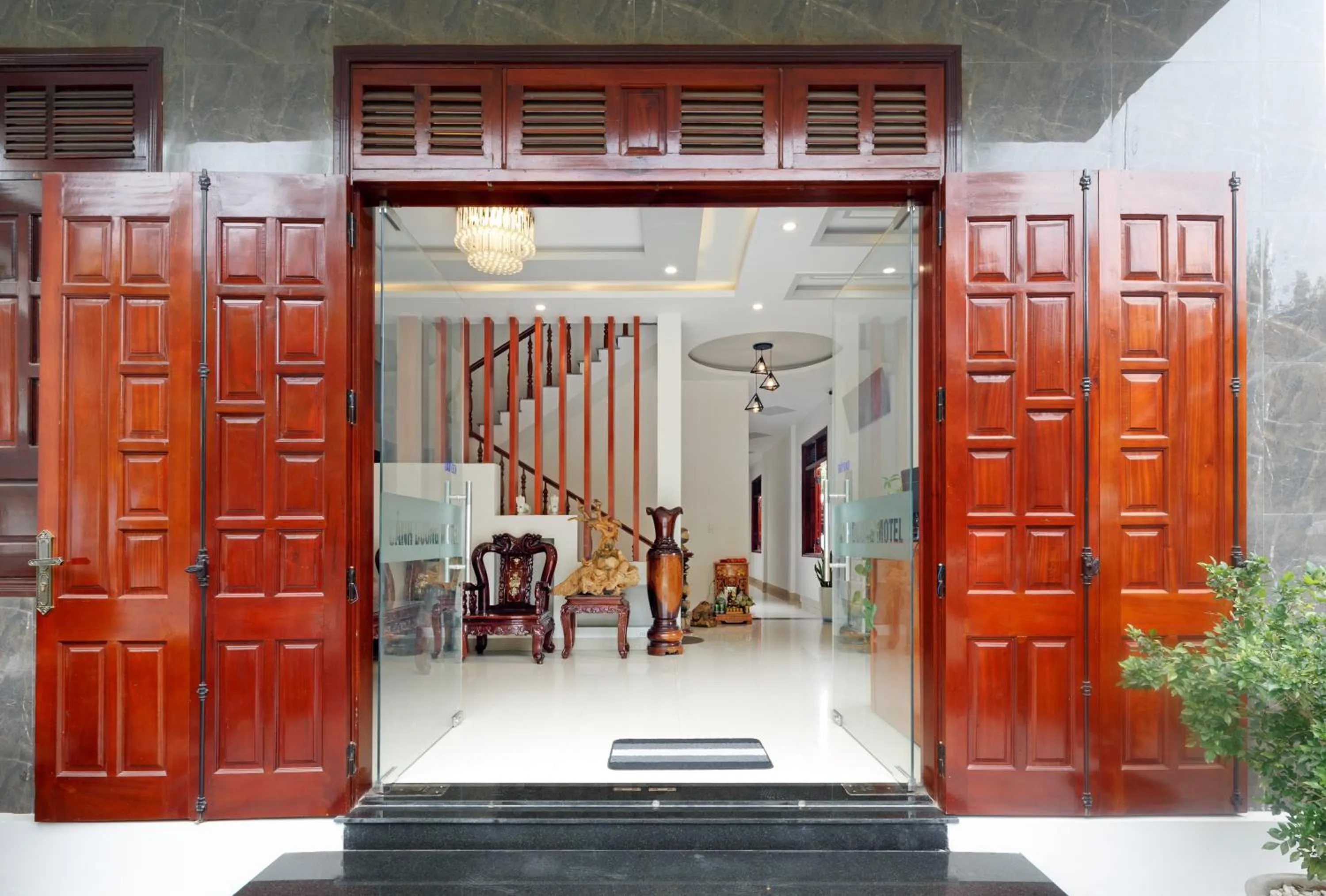 Facade/entrance in CANH DUONG MOTEL