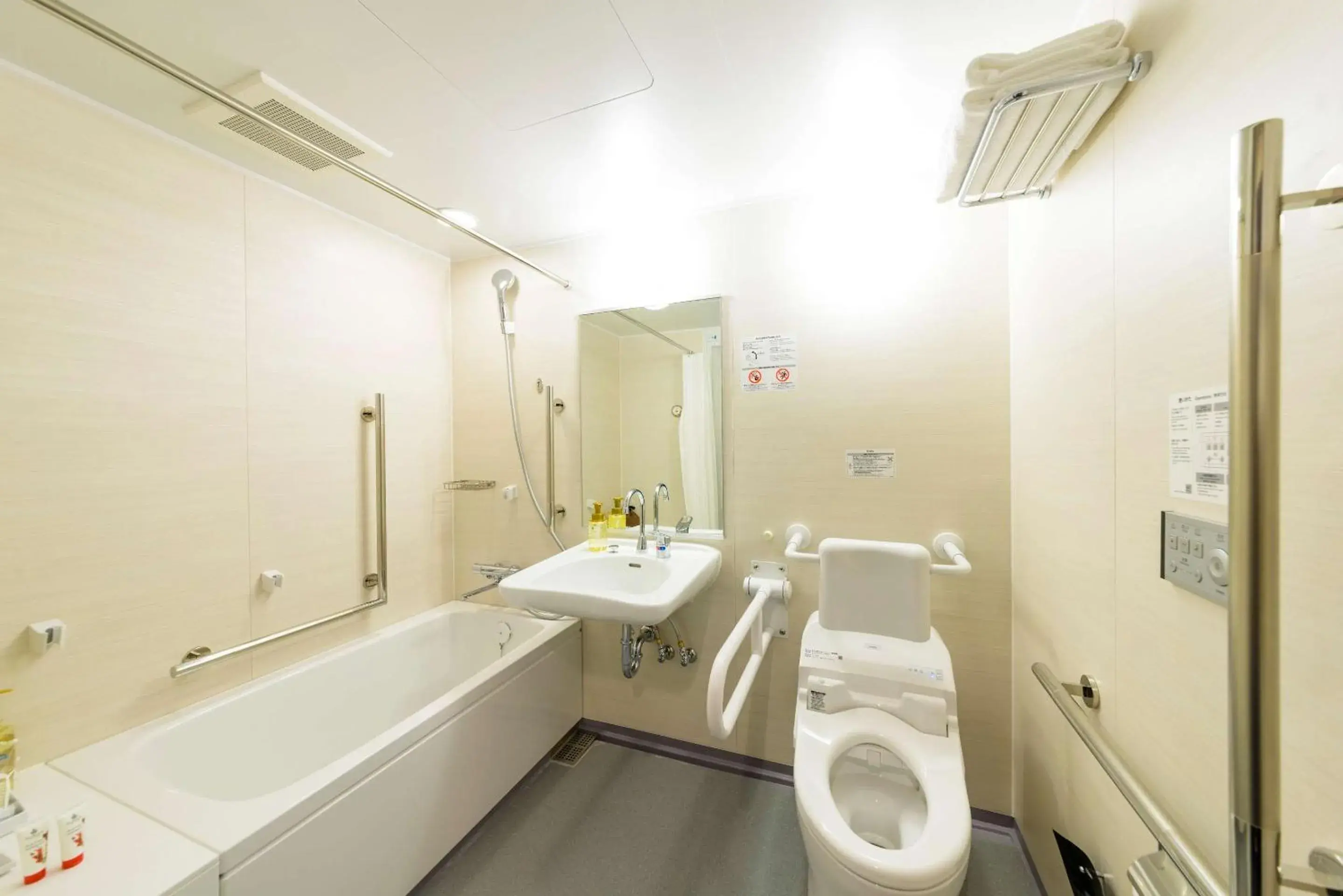 Privilege Double Room with Bath Tub - Disability Access - Non-Smoking in Best Western Plus Hotel Fino Osaka Kitahama Privilege Double Room with Bath Tub - Disability Access - Non-Smoking in Best Western Plus Hotel Fino Osaka Kitahama