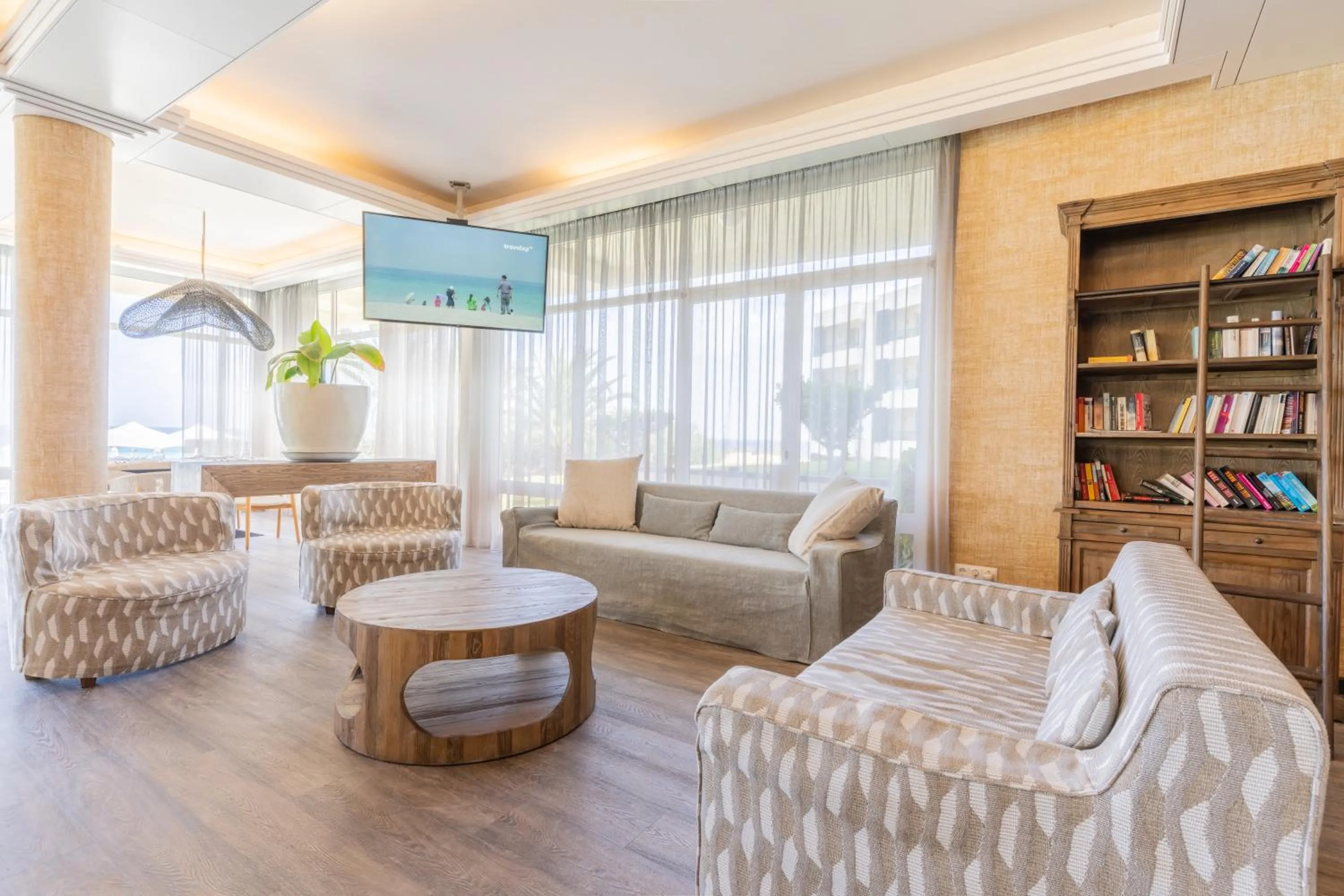 Communal lounge/ TV room in Vila Baleira Suites