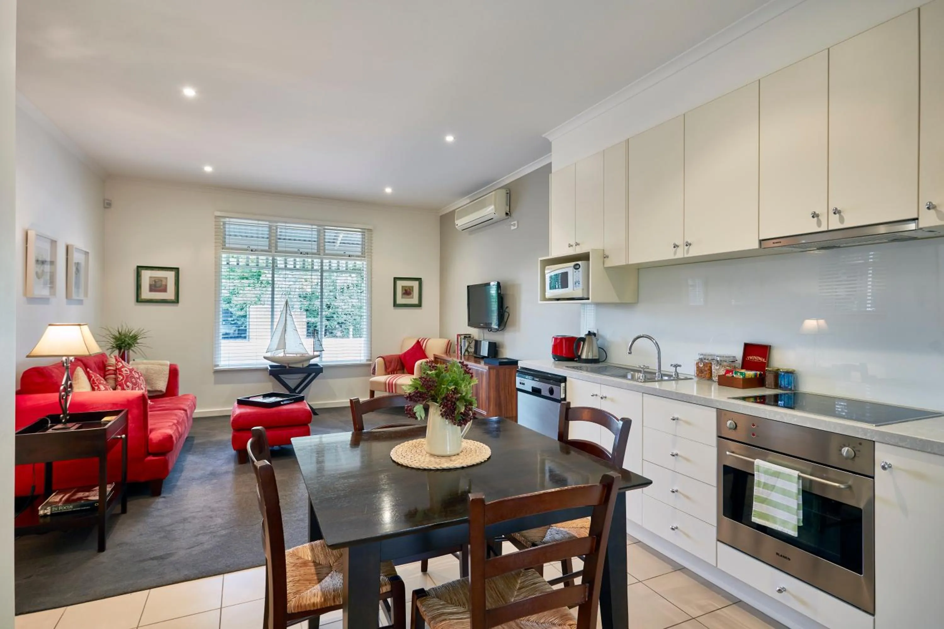 Kitchen or kitchenette in Mews Cottages