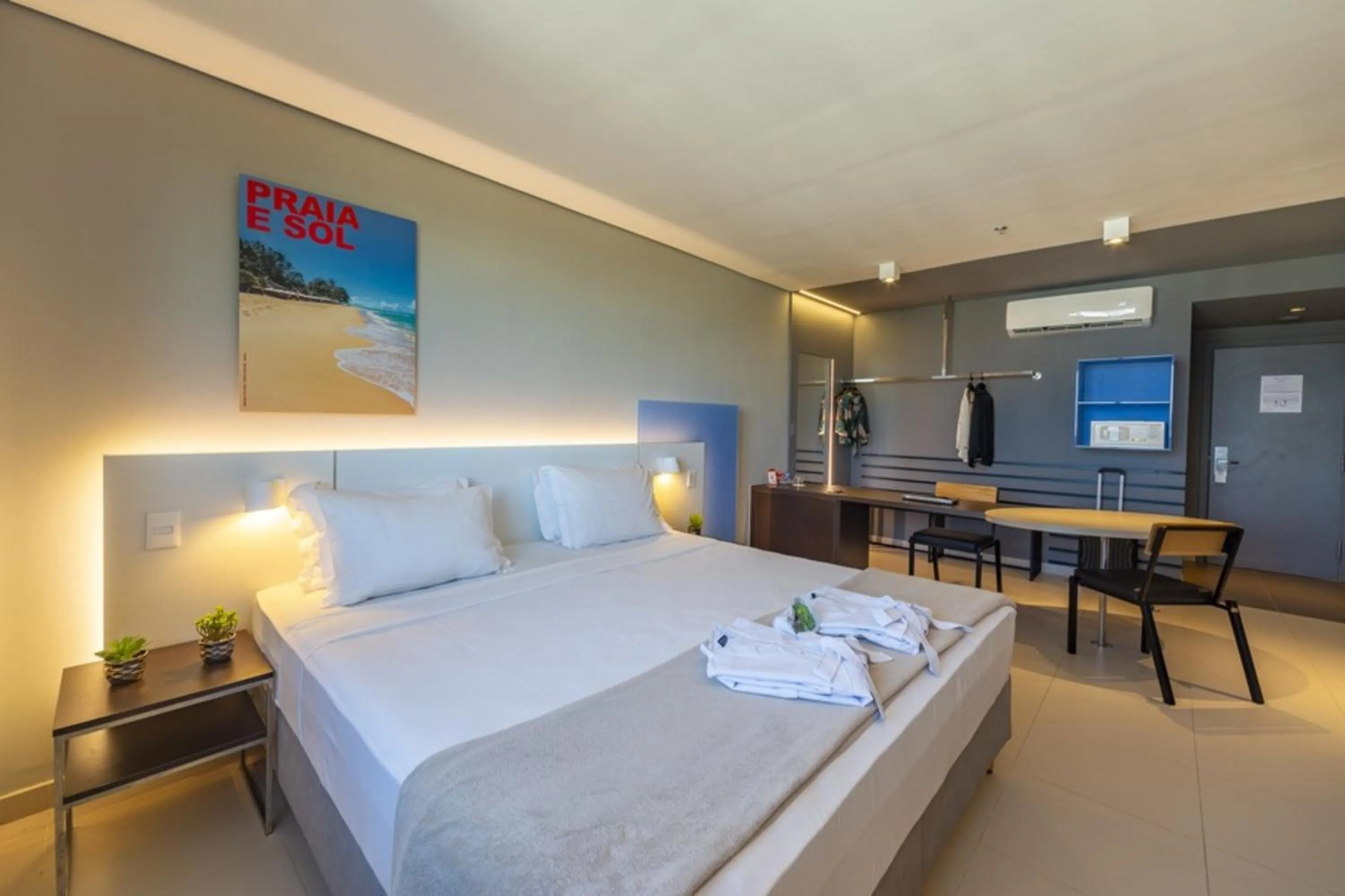 Photo of the whole room, Bed in Intercity Salvador