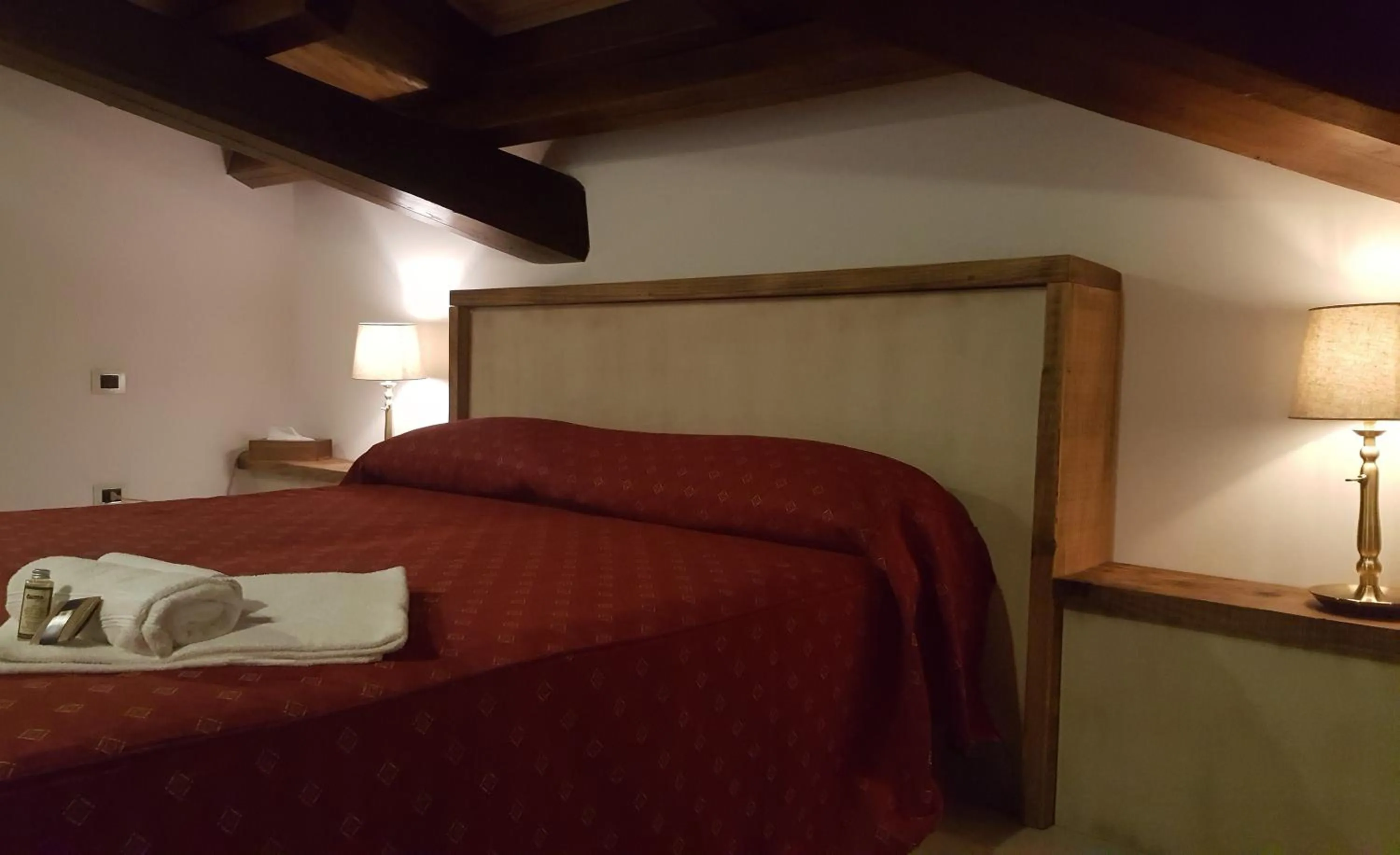 Decorative detail, Bed in Amaranto99