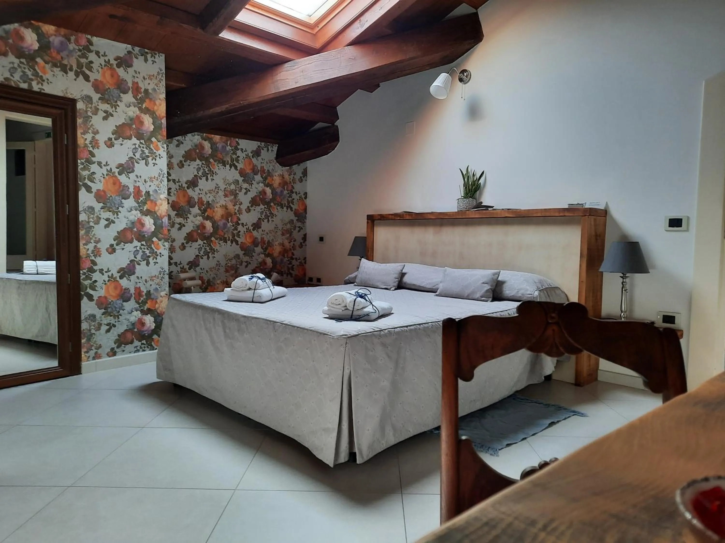 Bedroom, Bed in Amaranto99