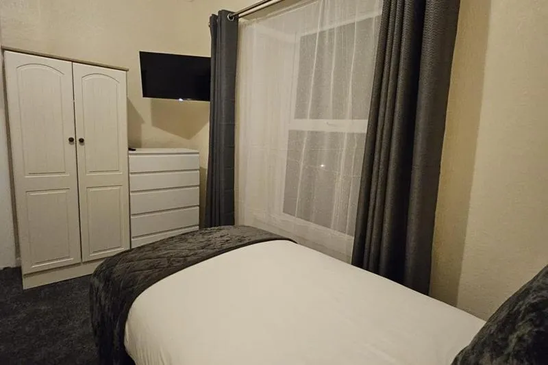 Bedroom, Bed in Bush Hotel