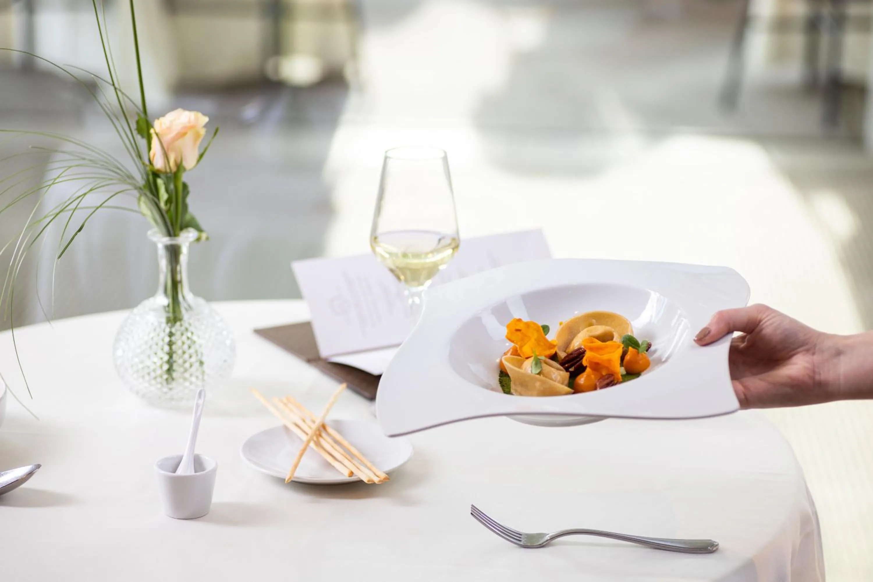 Restaurant/places to eat in Small & Beautiful Hotel Gnaid