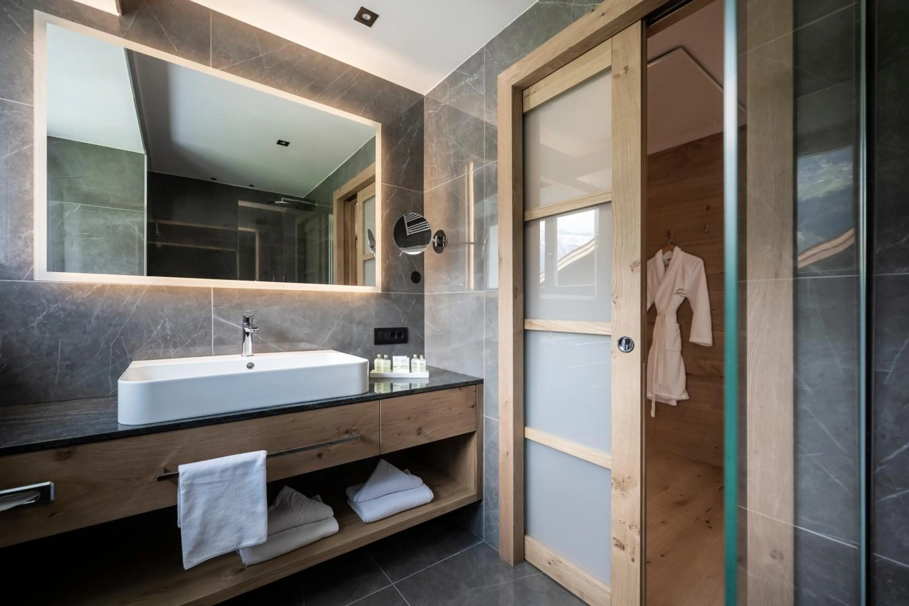 Bathroom in Small & Beautiful Hotel Gnaid