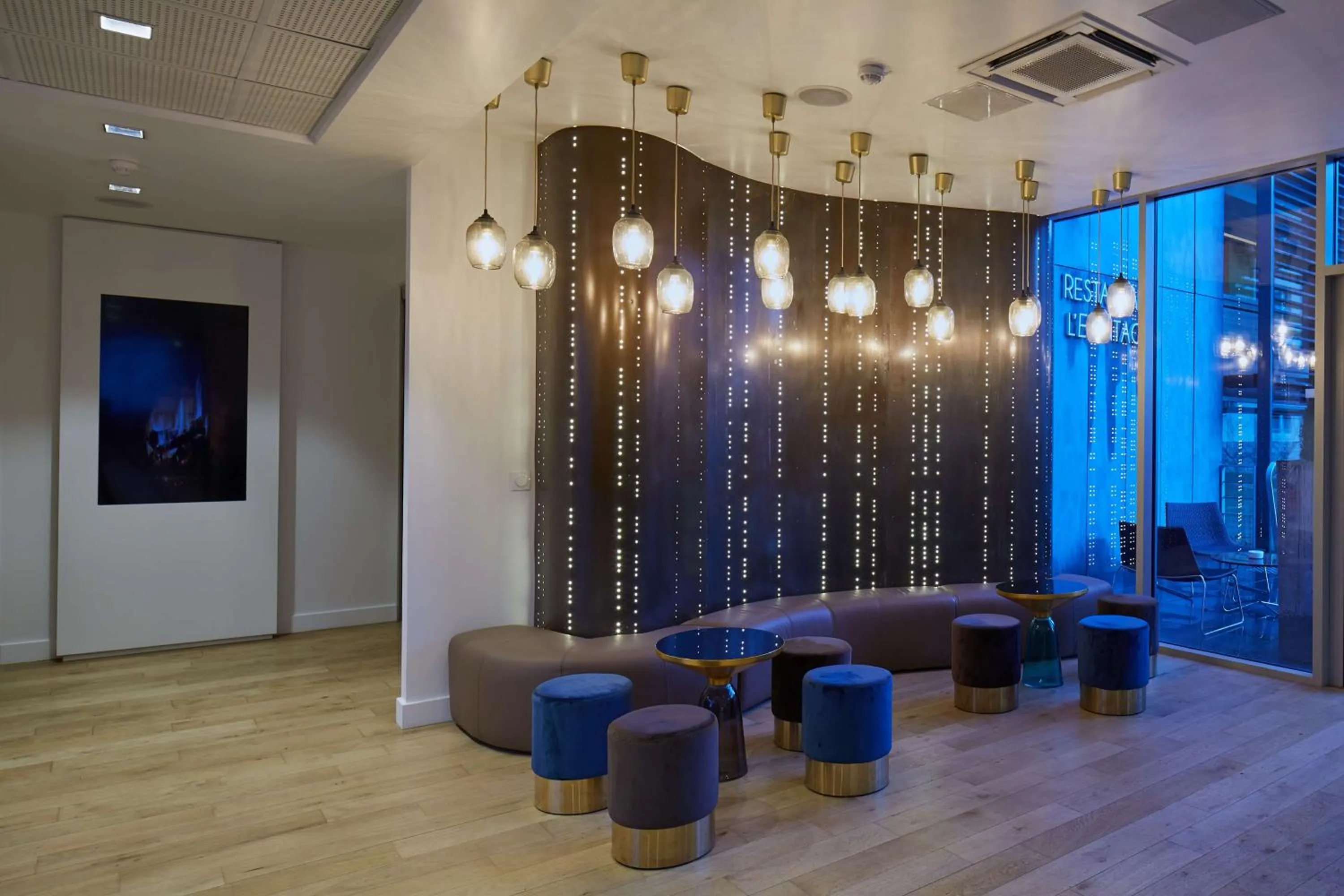 Lobby or reception in Best Western Plus Paris Meudon Ermitage