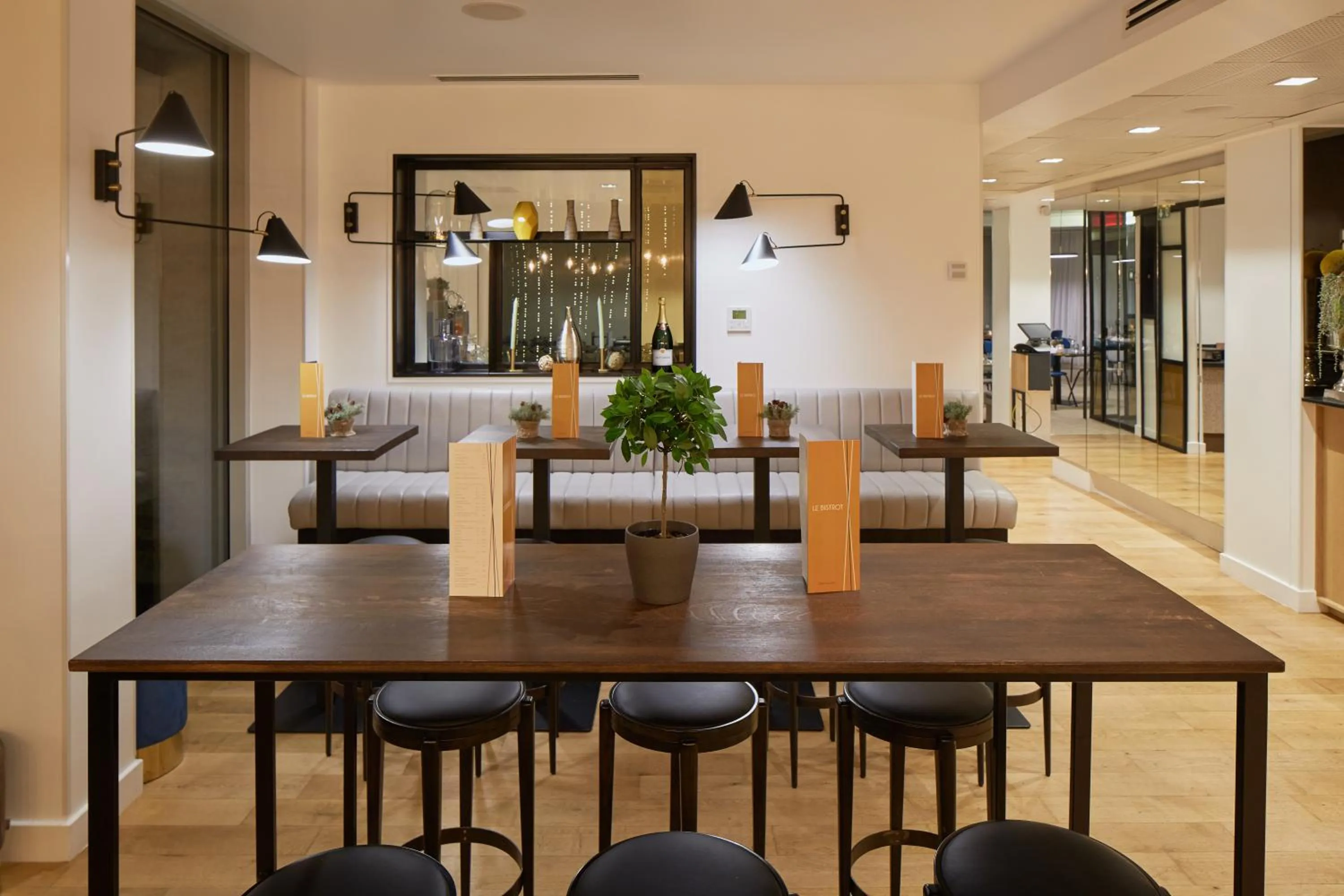 Restaurant/places to eat in Best Western Plus Paris Meudon Ermitage