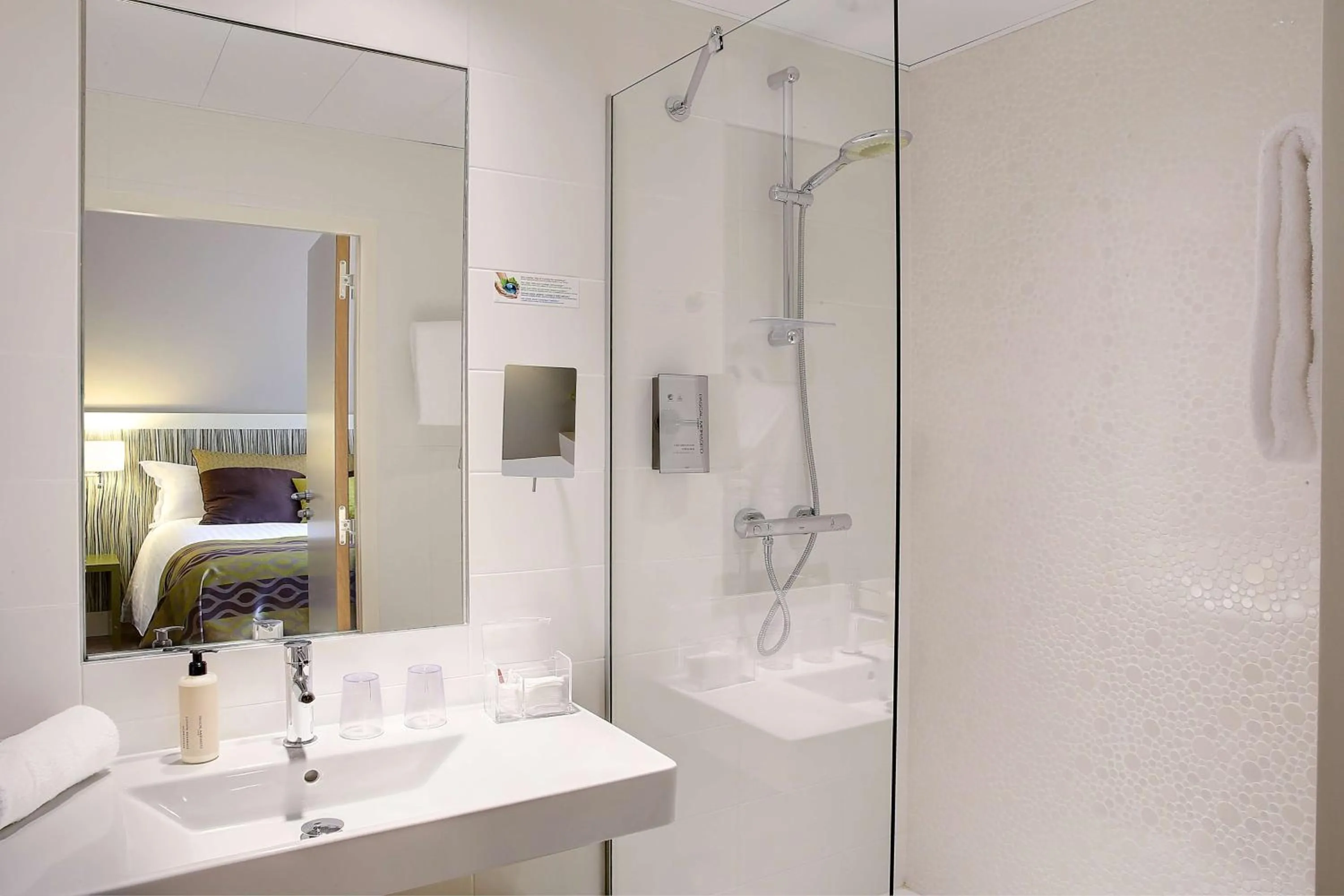 Photo of the whole room in Best Western Plus Paris Meudon Ermitage