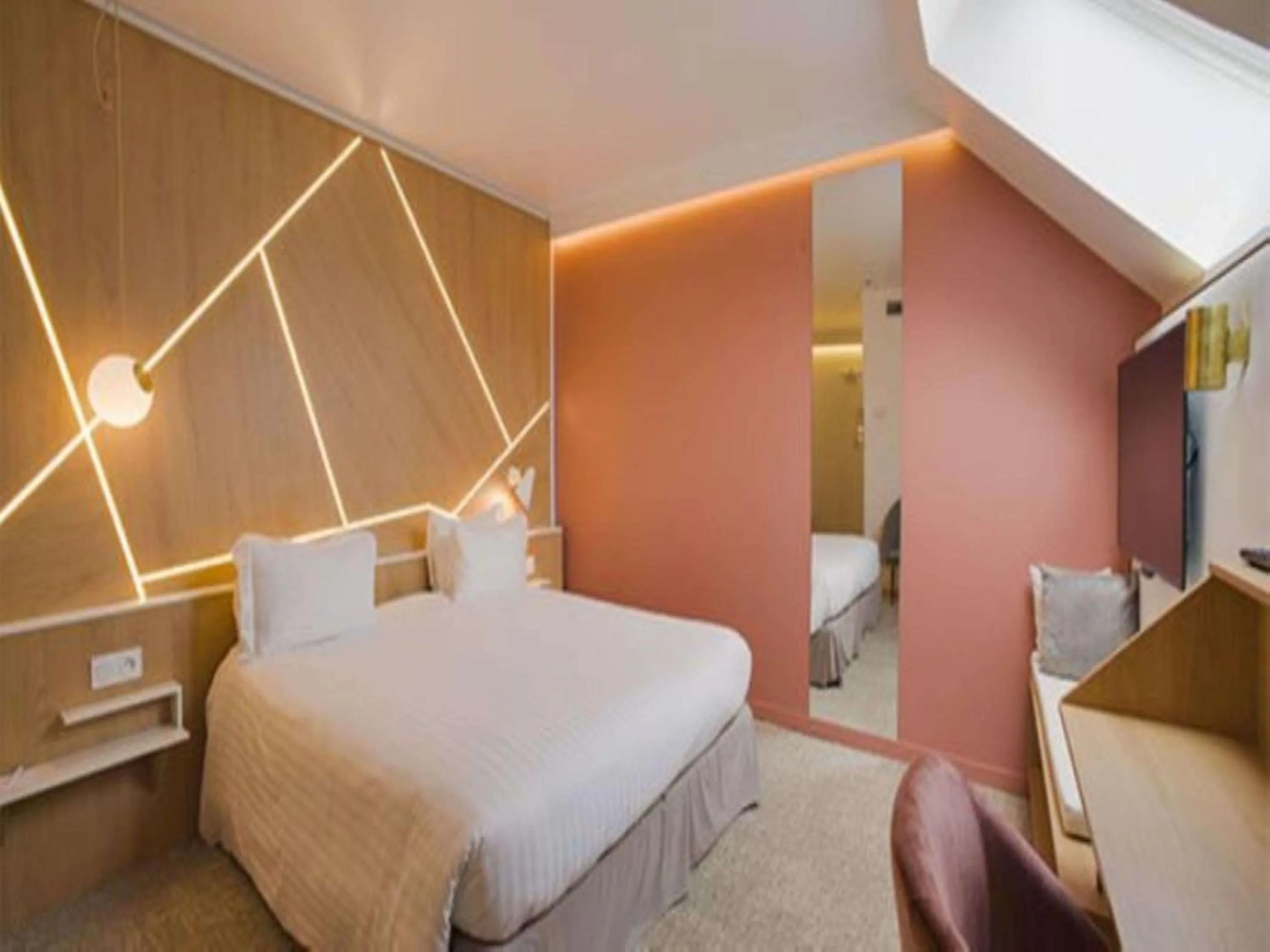 Photo of the whole room, Bed in Best Western Plus Paris Meudon Ermitage