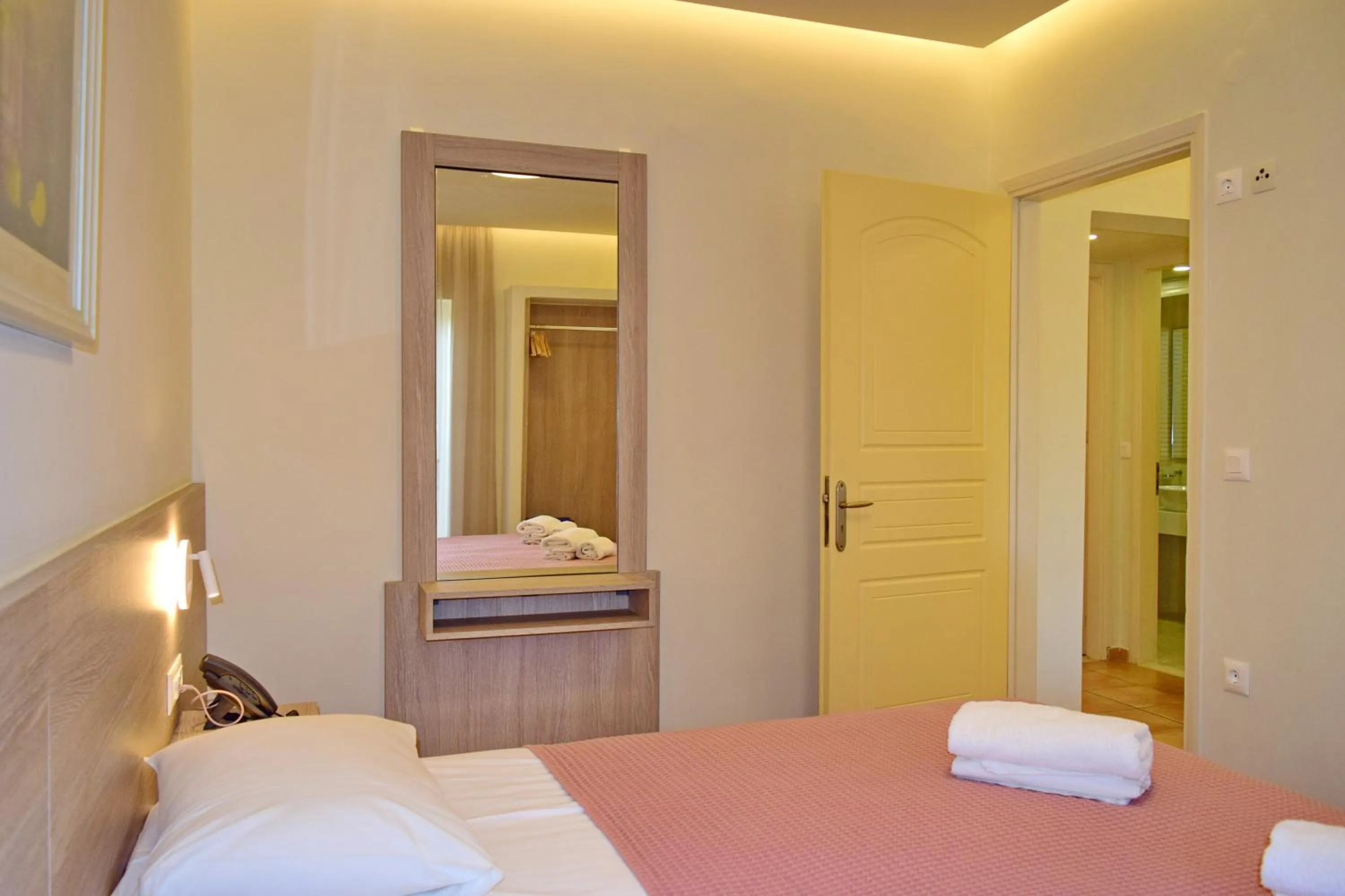 Photo of the whole room, Bed in Melina Beach