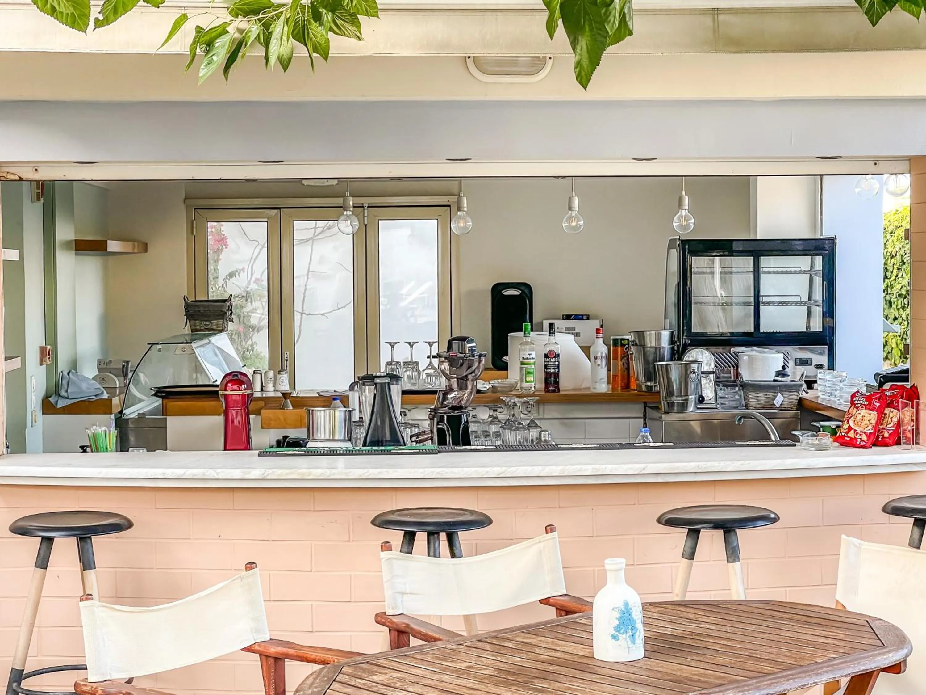 Restaurant/places to eat in Melina Beach