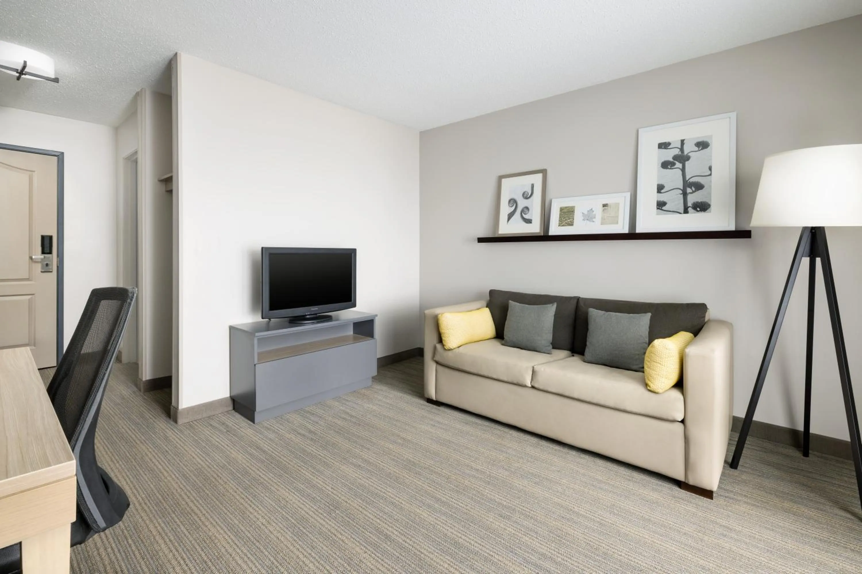 Living room in Country Inn & Suites by Radisson, Big Flats (Elmira), NY