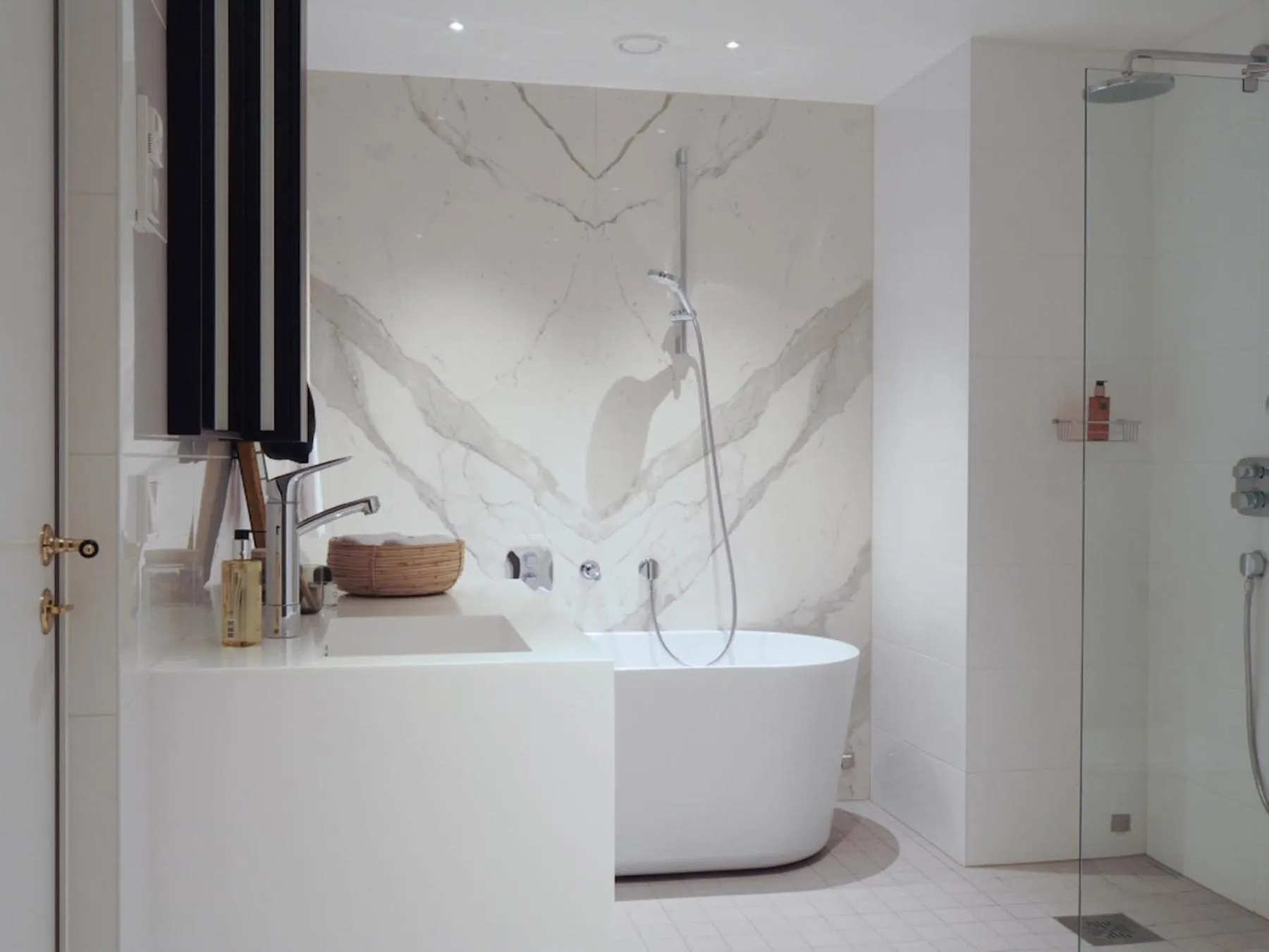 Shower in Bob W Helsinki Ullanlinna