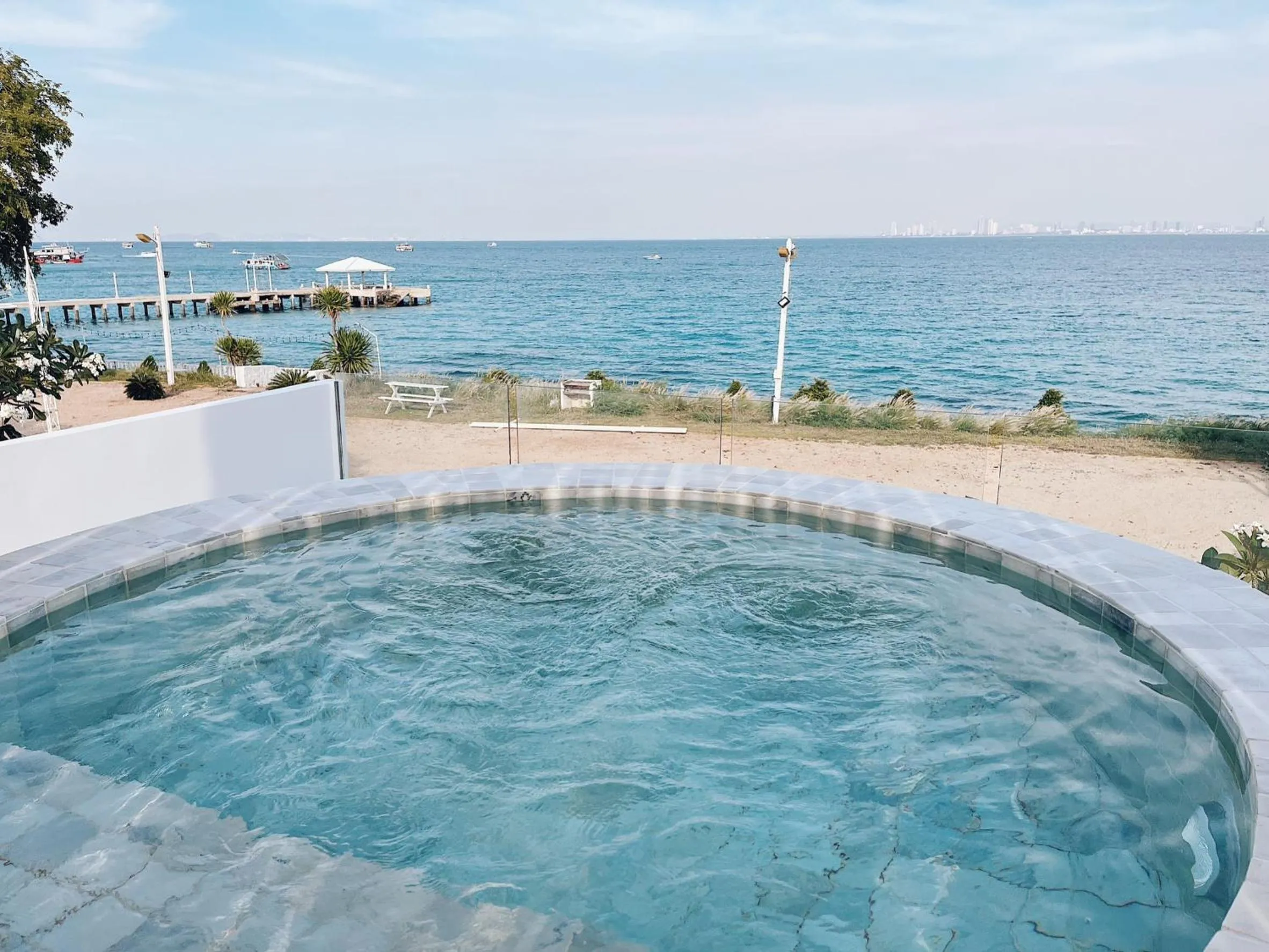 Swimming pool in Rimtalay Resort Koh Larn
