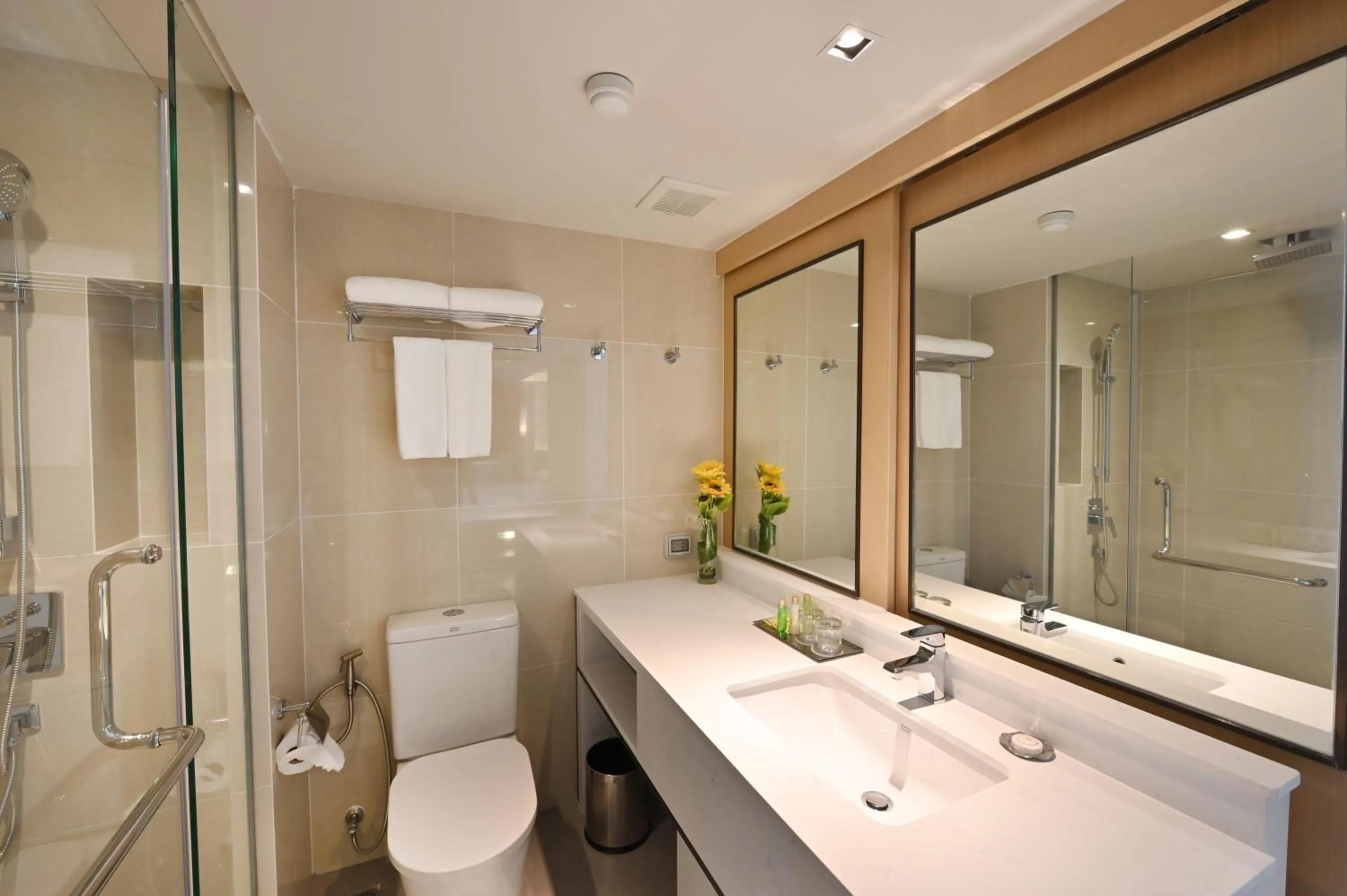 Shower in M Pattaya Hotel - SHA Extra Plus