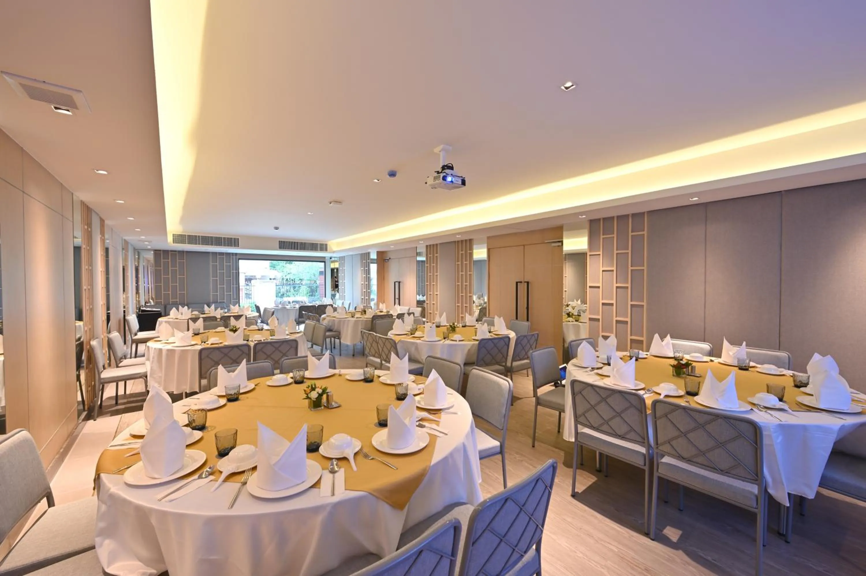 Restaurant/places to eat in M Pattaya Hotel - SHA Extra Plus