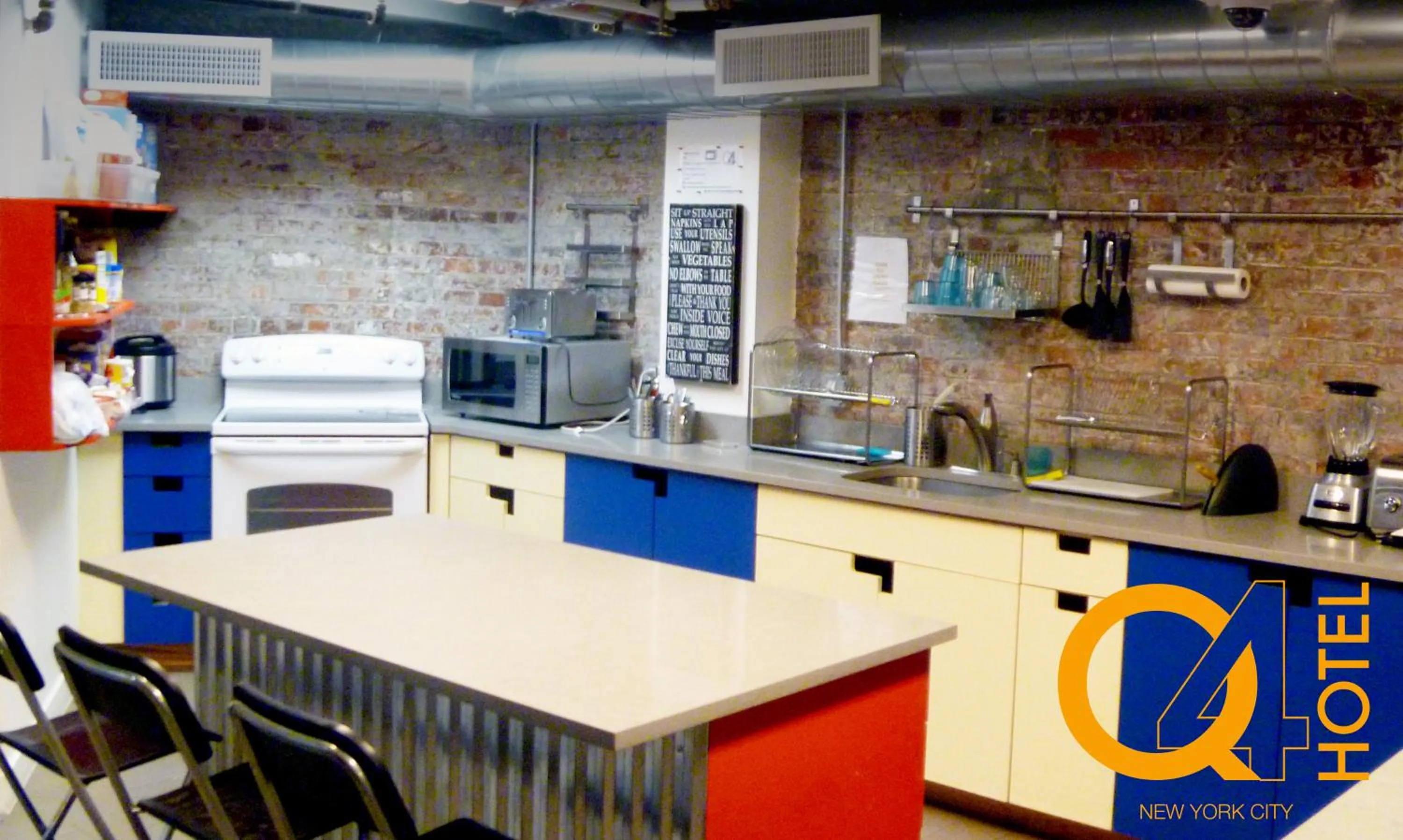 Restaurant/places to eat in Q4 Hotel and Hostel