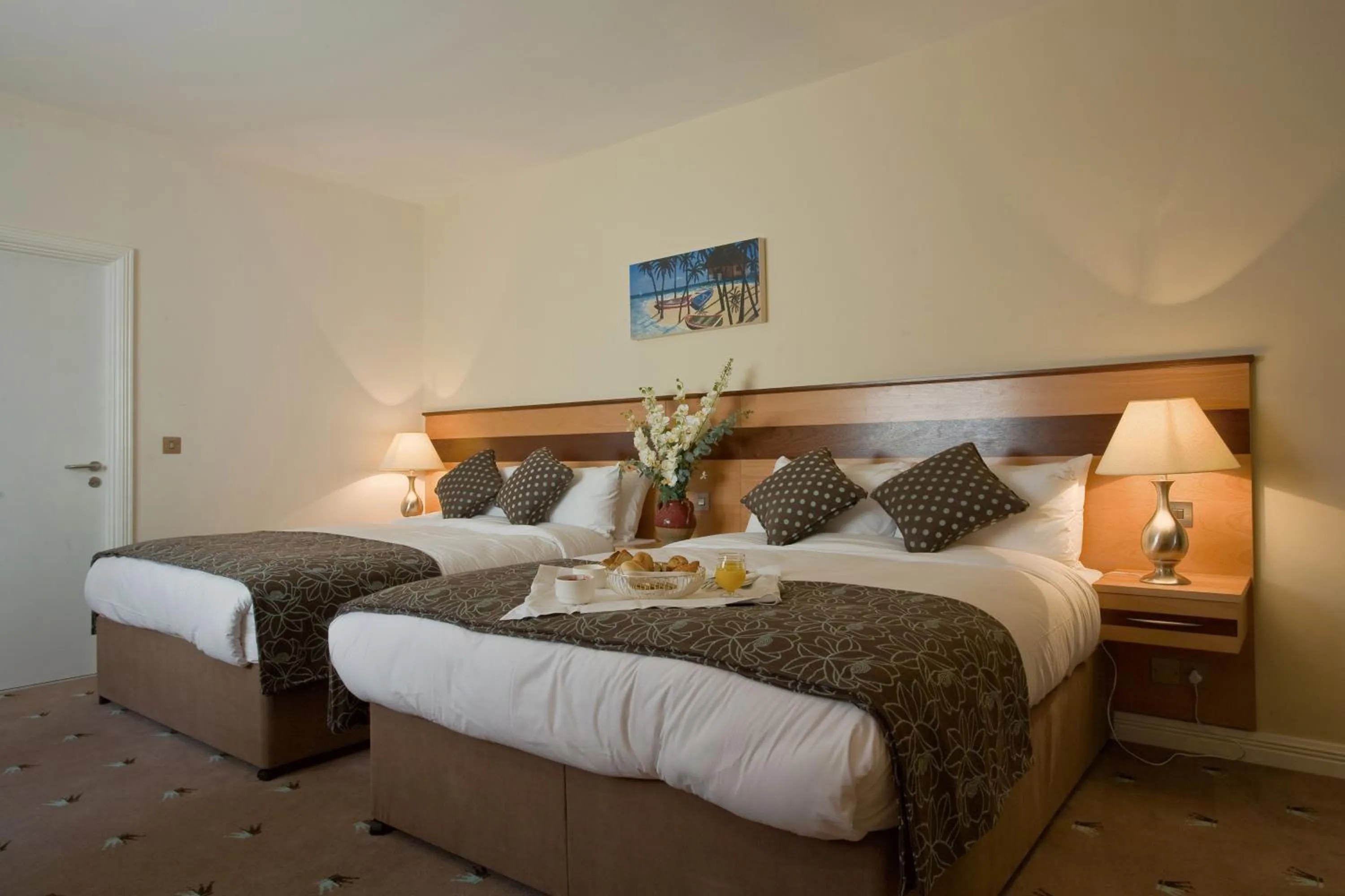 Photo of the whole room, Bed in Ard Ri House Hotel