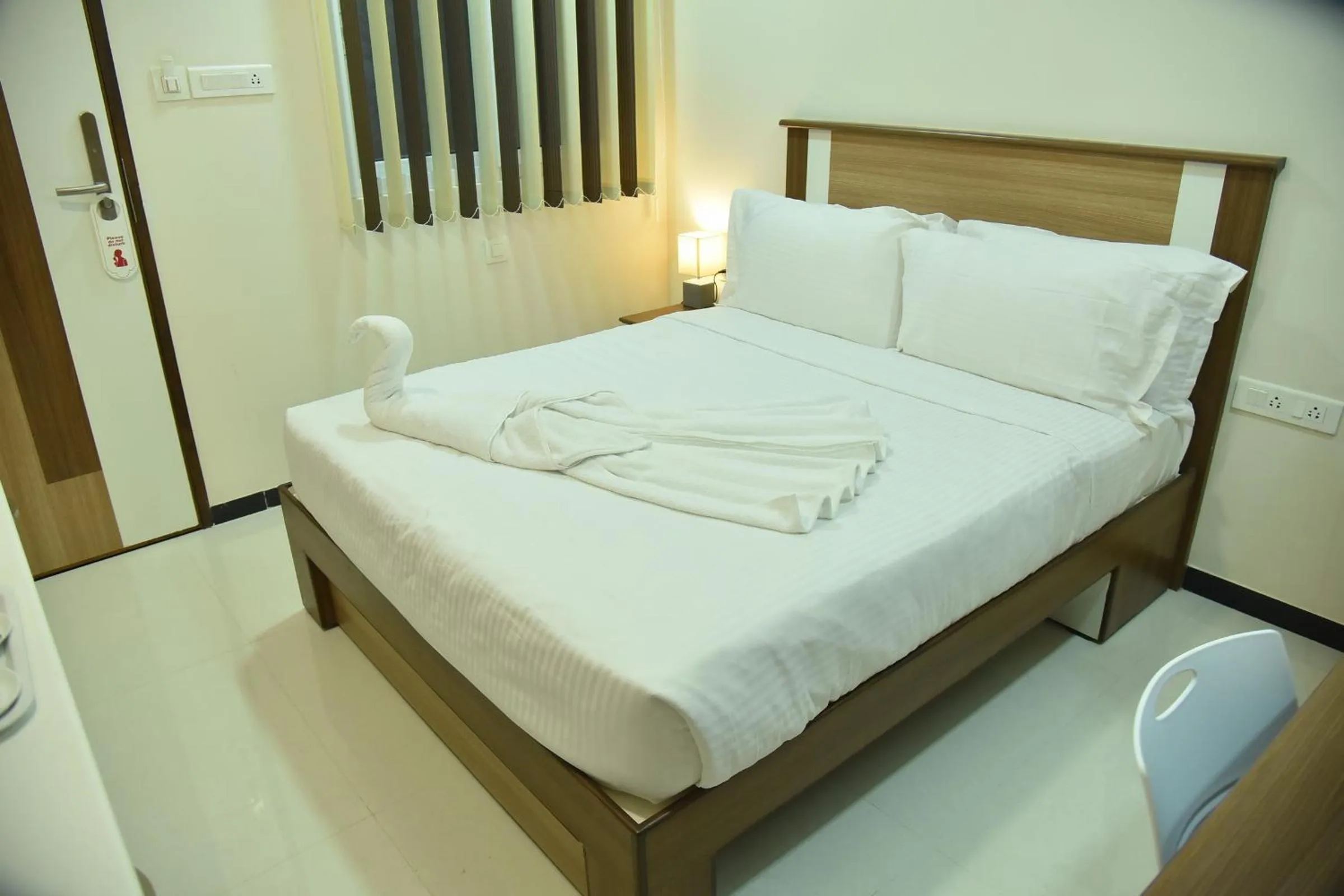 Bed in Santhoshpuri