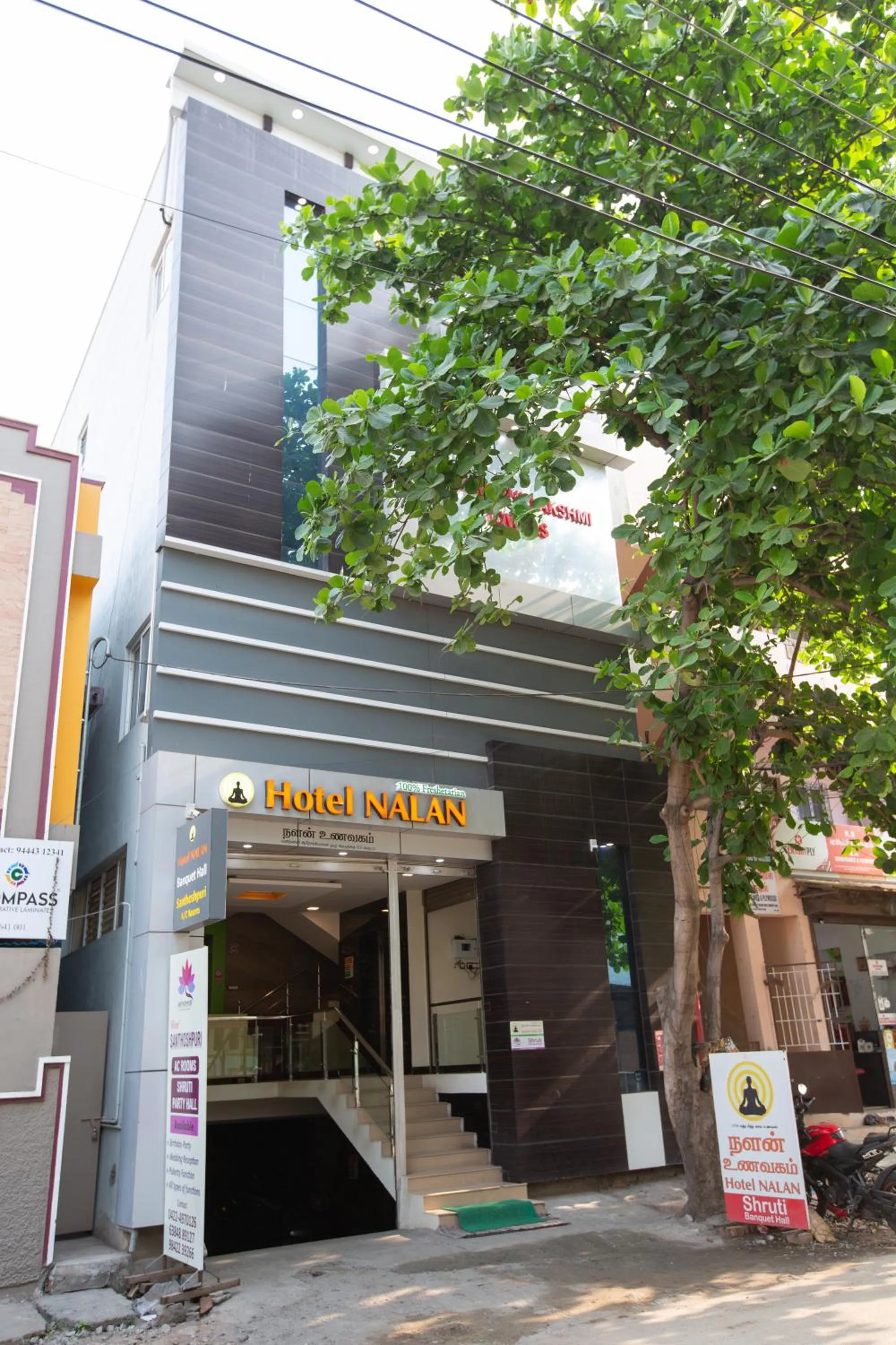 Facade/entrance in Santhoshpuri