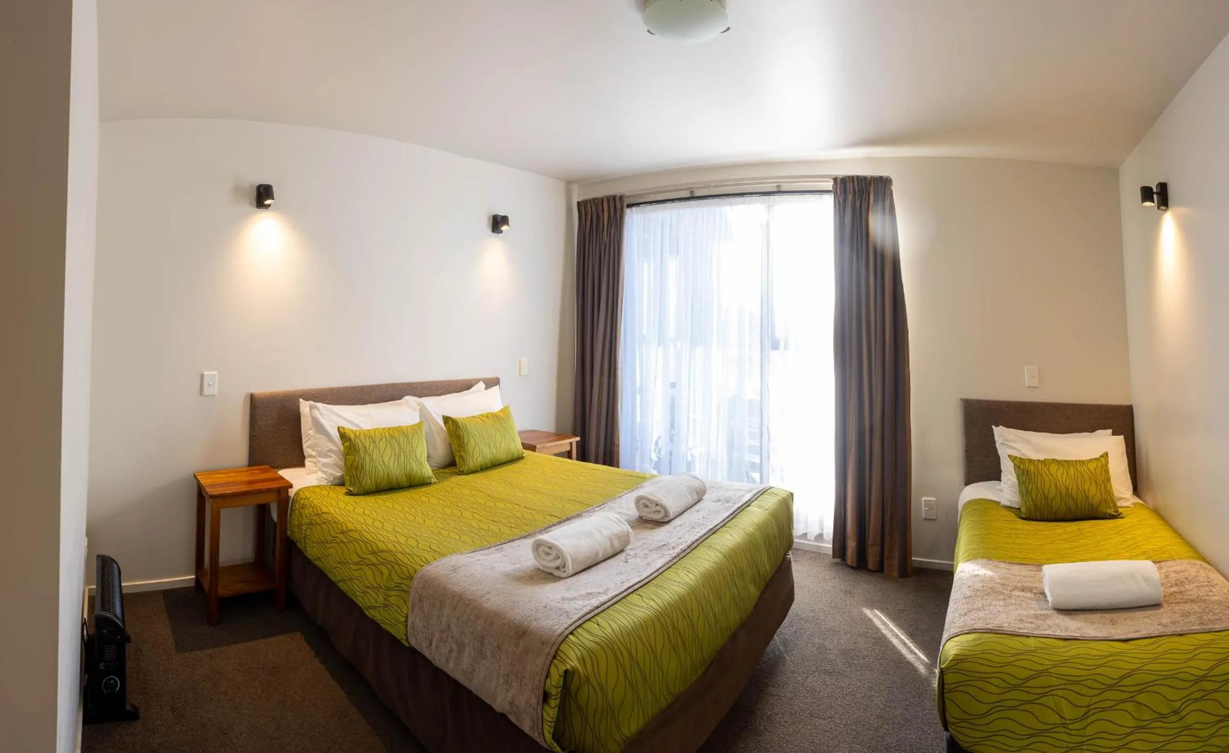 Bedroom, Bed in Alpine Glacier Motel