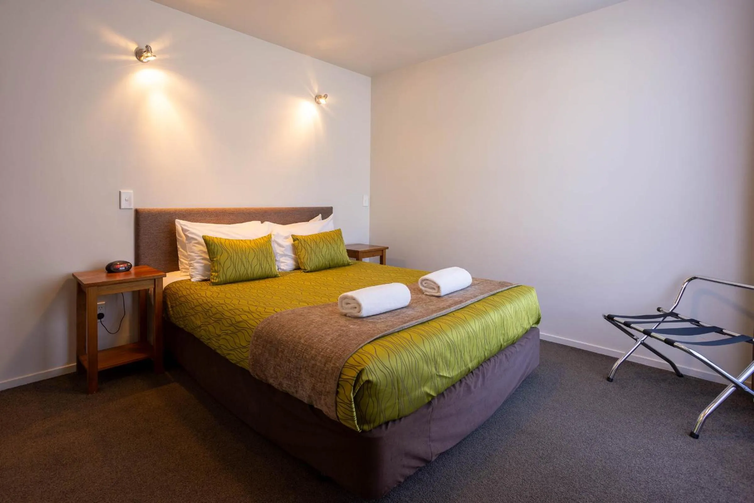 Bedroom, Bed in Alpine Glacier Motel