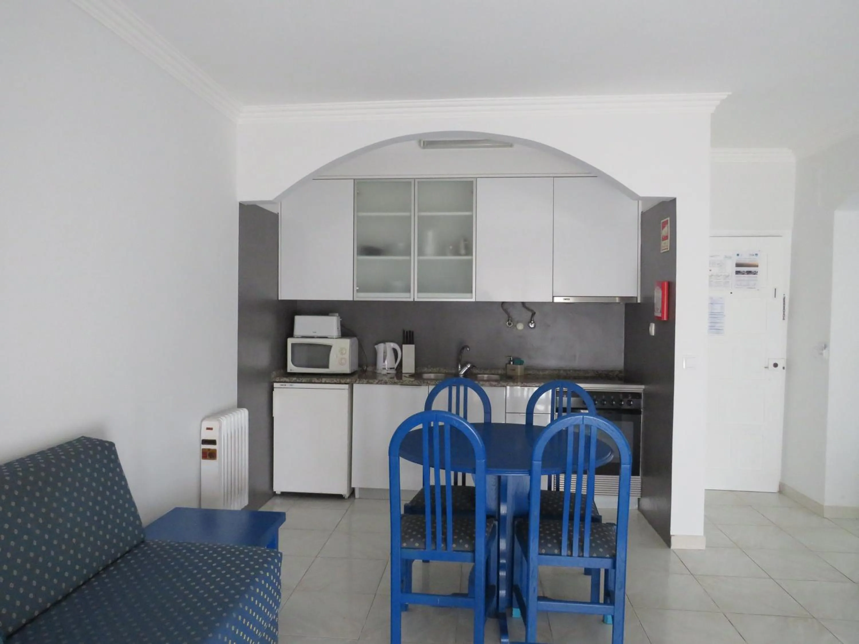 Kitchen or kitchenette in Hotel Apartamento Praia Azul