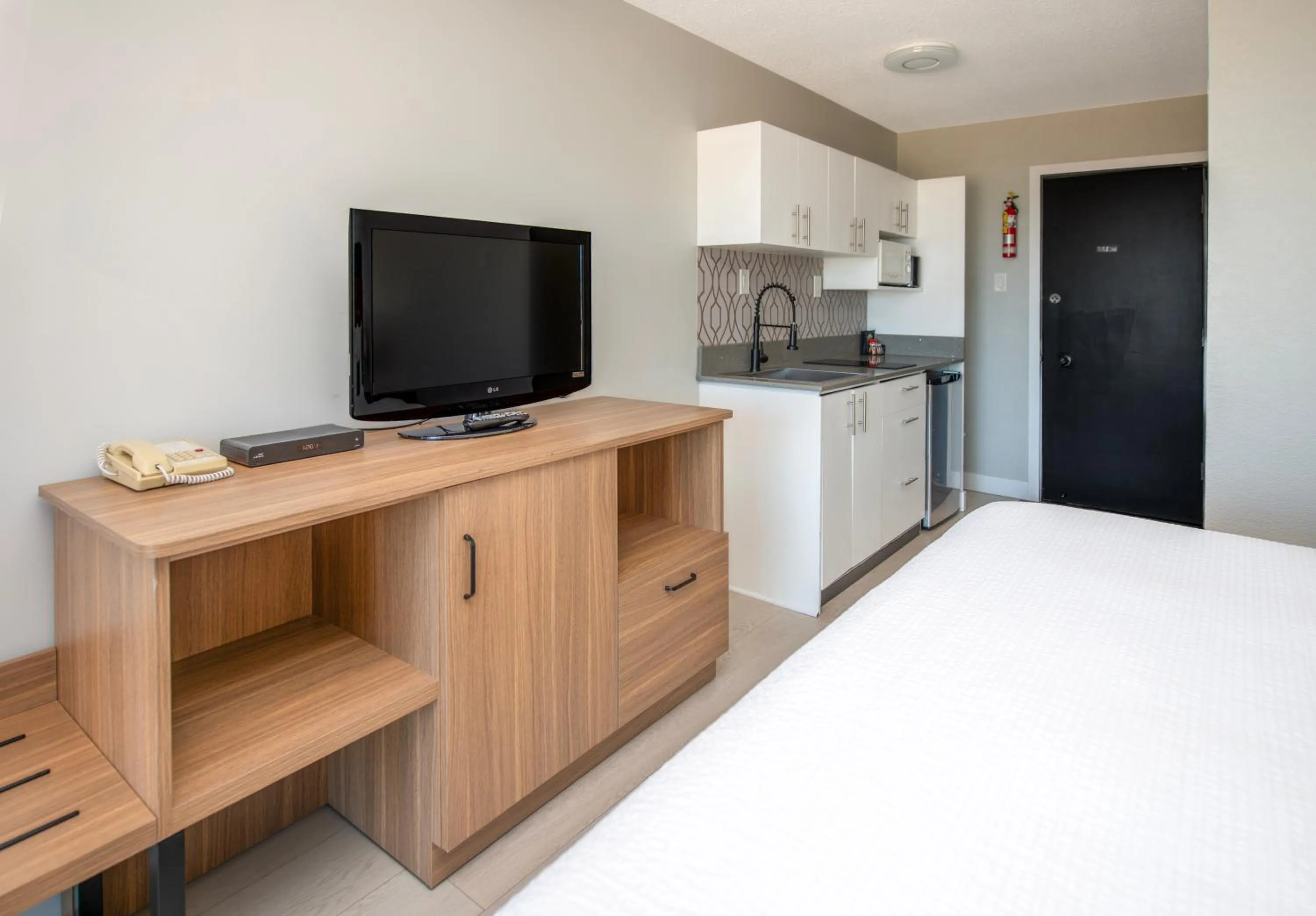 Photo of the whole room, Bed in Sea Edge Beachside Hotel